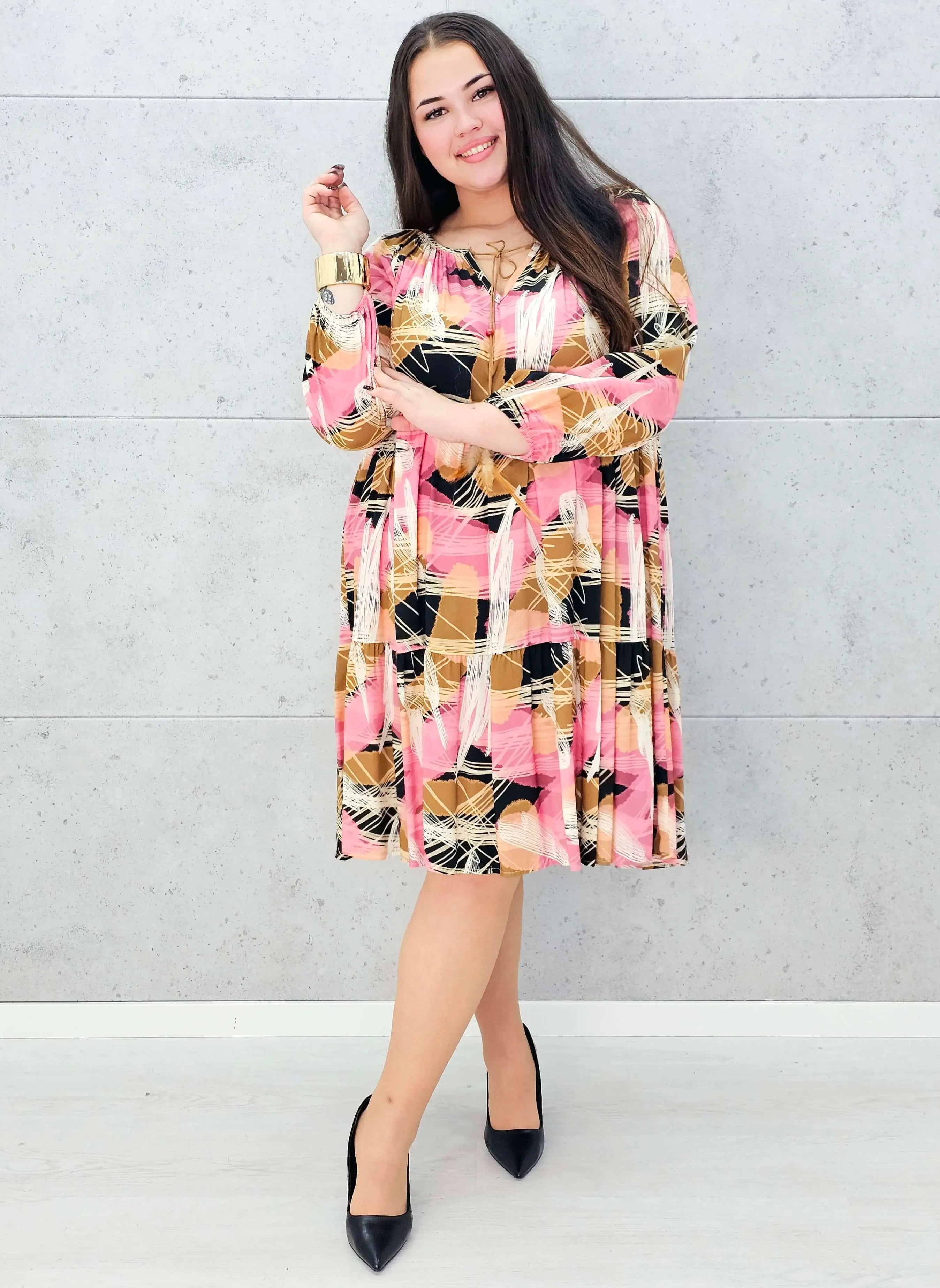 Sukienka plus size z wiązaniem – lekka i pełna energii Stylowa XL Stylowa XL