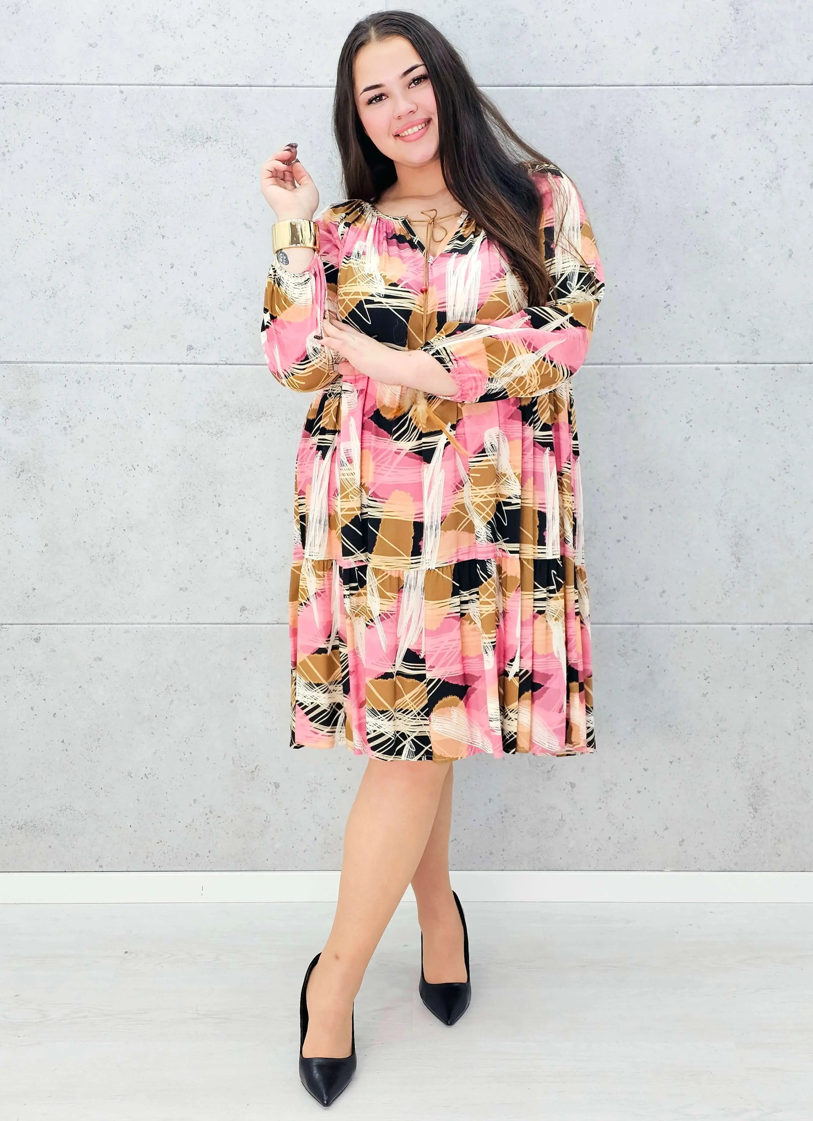 Sukienka plus size z wiązaniem – lekka i pełna energii Stylowa XL Stylowa XL