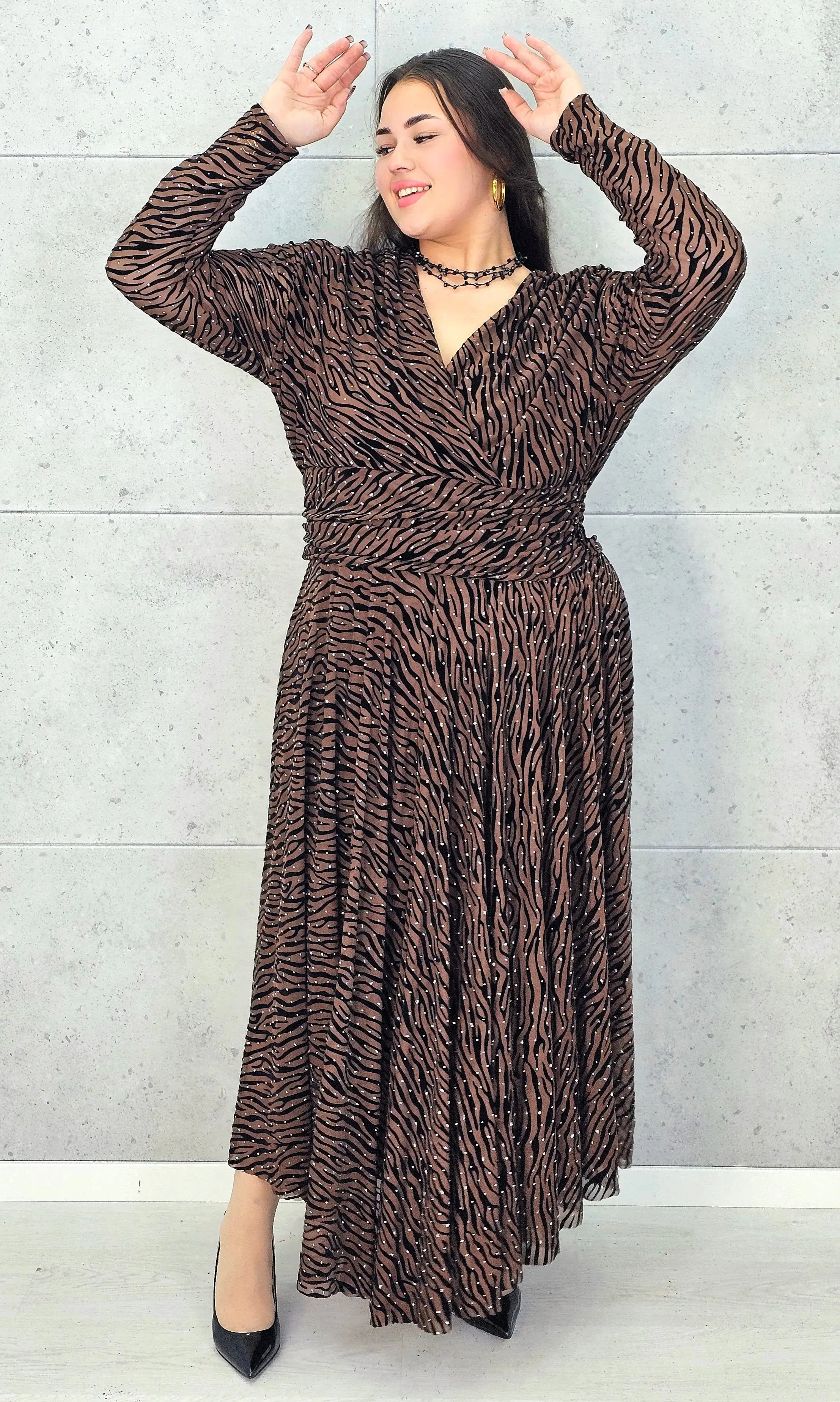 Sukienka plus size zebra długa XXL – wieczorowa sukienka z kopertowym dekoltem i połyskującym wzorem Stylowa XL