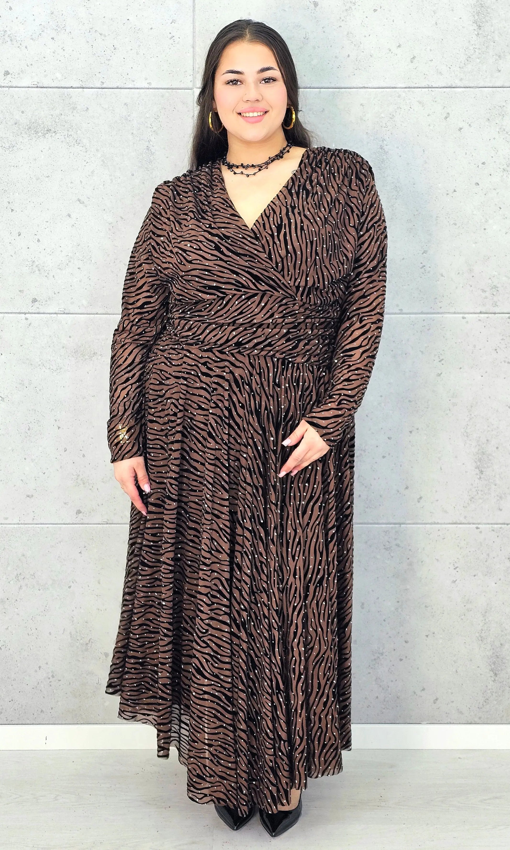 Sukienka plus size zebra długa XXL – wieczorowa sukienka z kopertowym dekoltem i połyskującym wzorem Stylowa XL