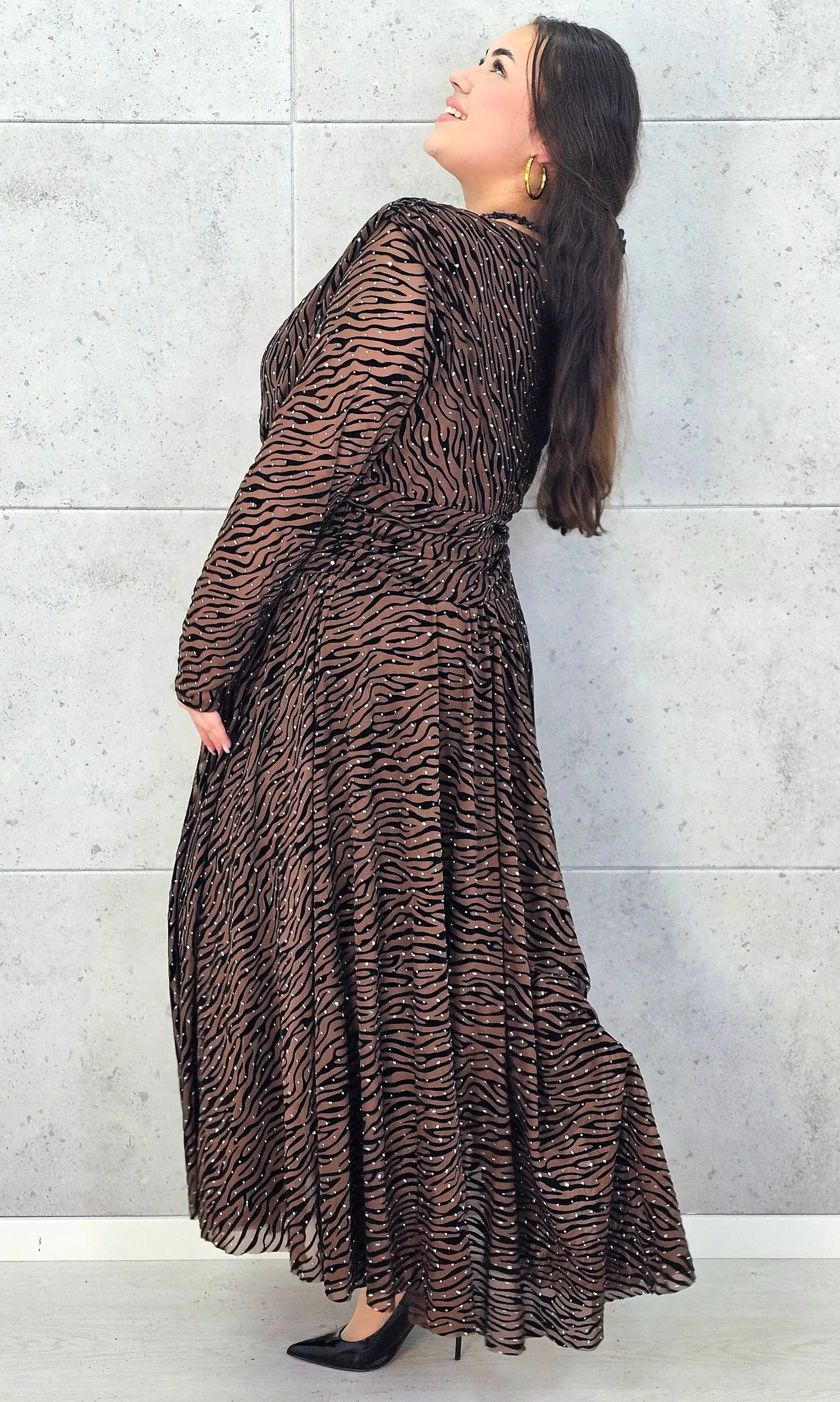 Sukienka plus size zebra długa XXL – wieczorowa sukienka z kopertowym dekoltem i połyskującym wzorem Stylowa XL