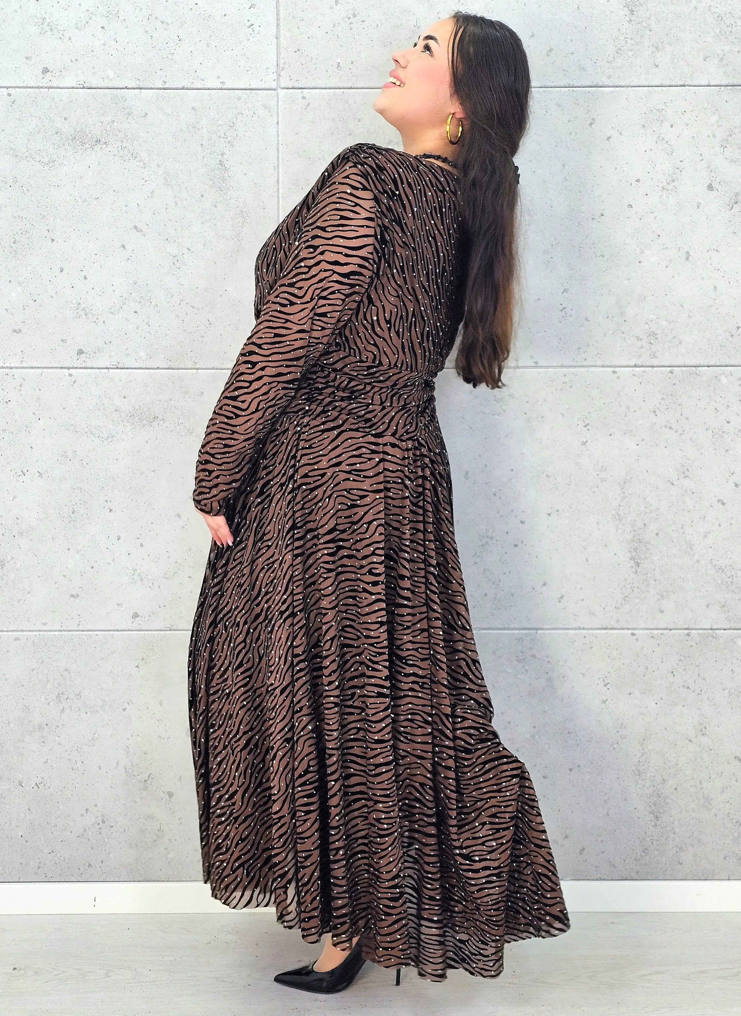 Sukienka plus size zebra długa XXL – wieczorowa sukienka z kopertowym dekoltem i połyskującym wzorem Stylowa XL