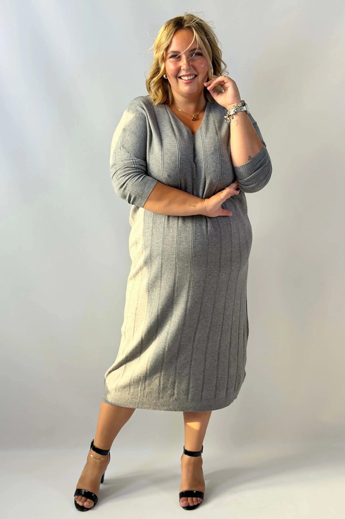 Sukienka prążkowana Plus Size maxi z dekoltem w serek Stylowa XL