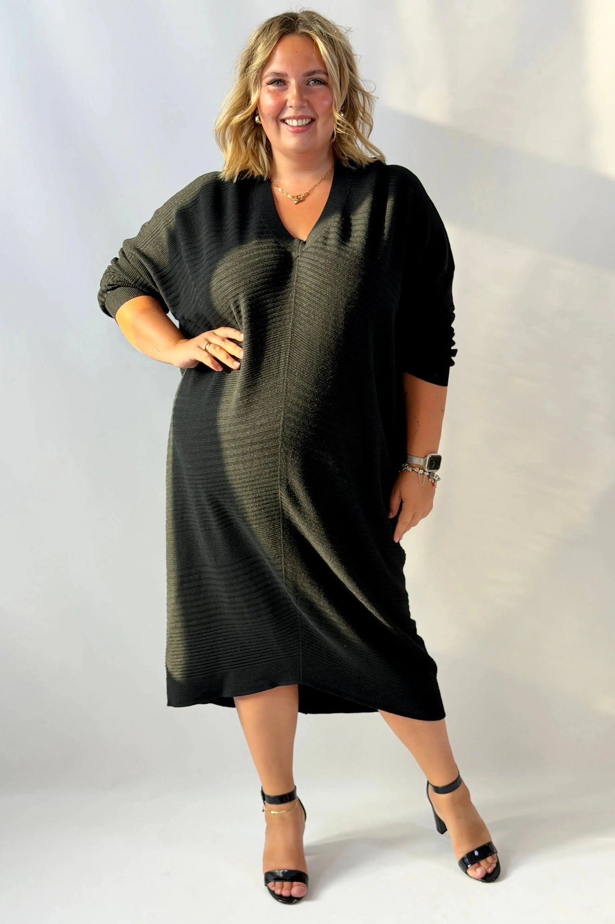 Sukienka sweterkowa Plus Size z szerokim kołnierzem i dłuższym tyłem Stylowa XL