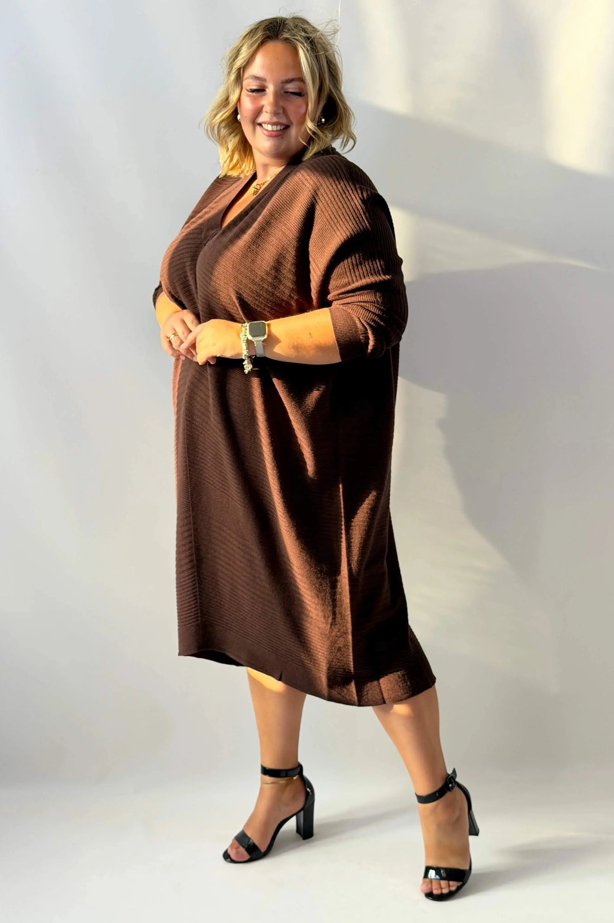 Sukienka sweterkowa Plus Size z szerokim kołnierzem i dłuższym tyłem Stylowa XL