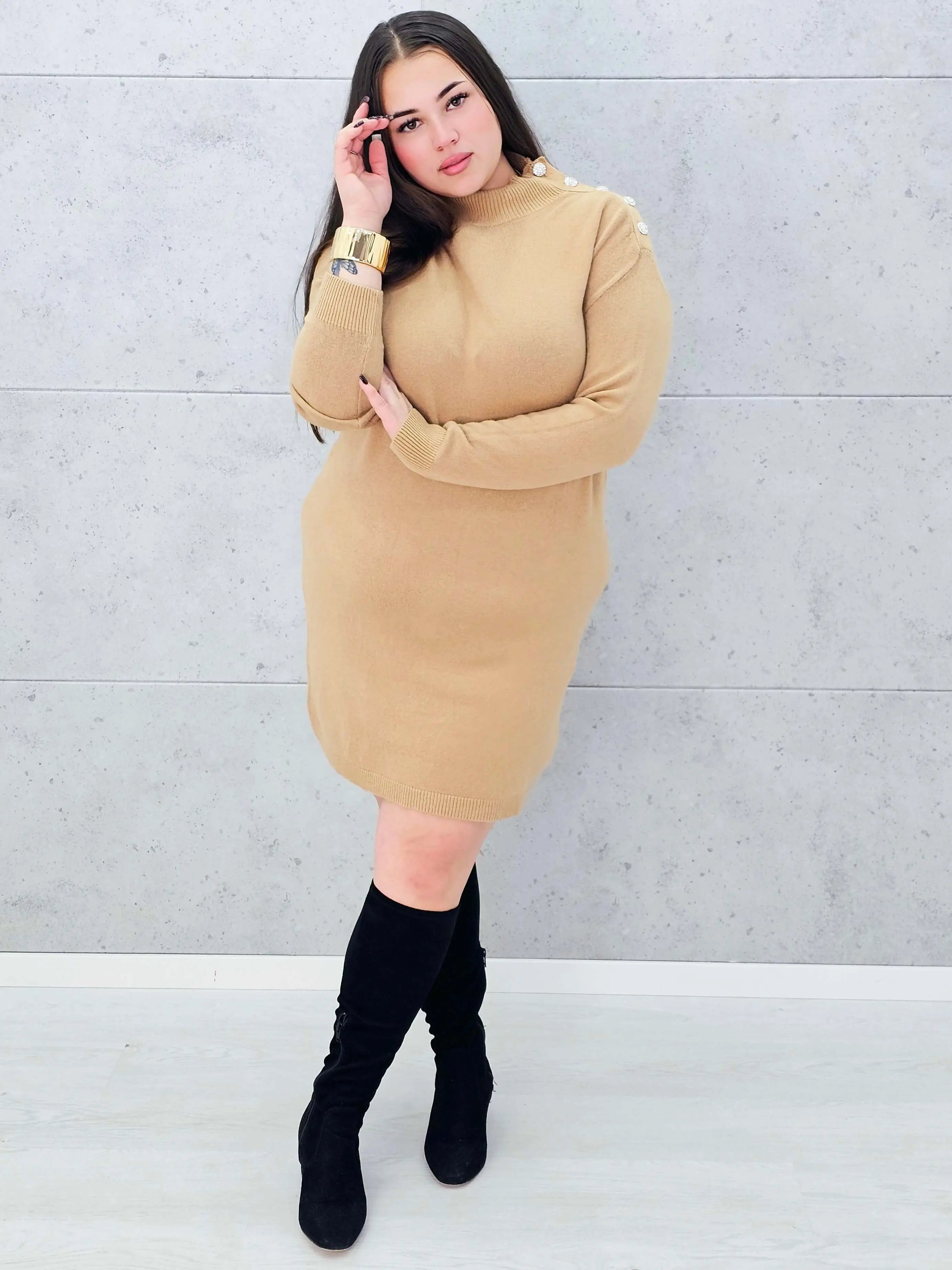 Sukienka sweterkowa z ozdobnymi guzikami na ramieniu z jednej strony Stylowa XL