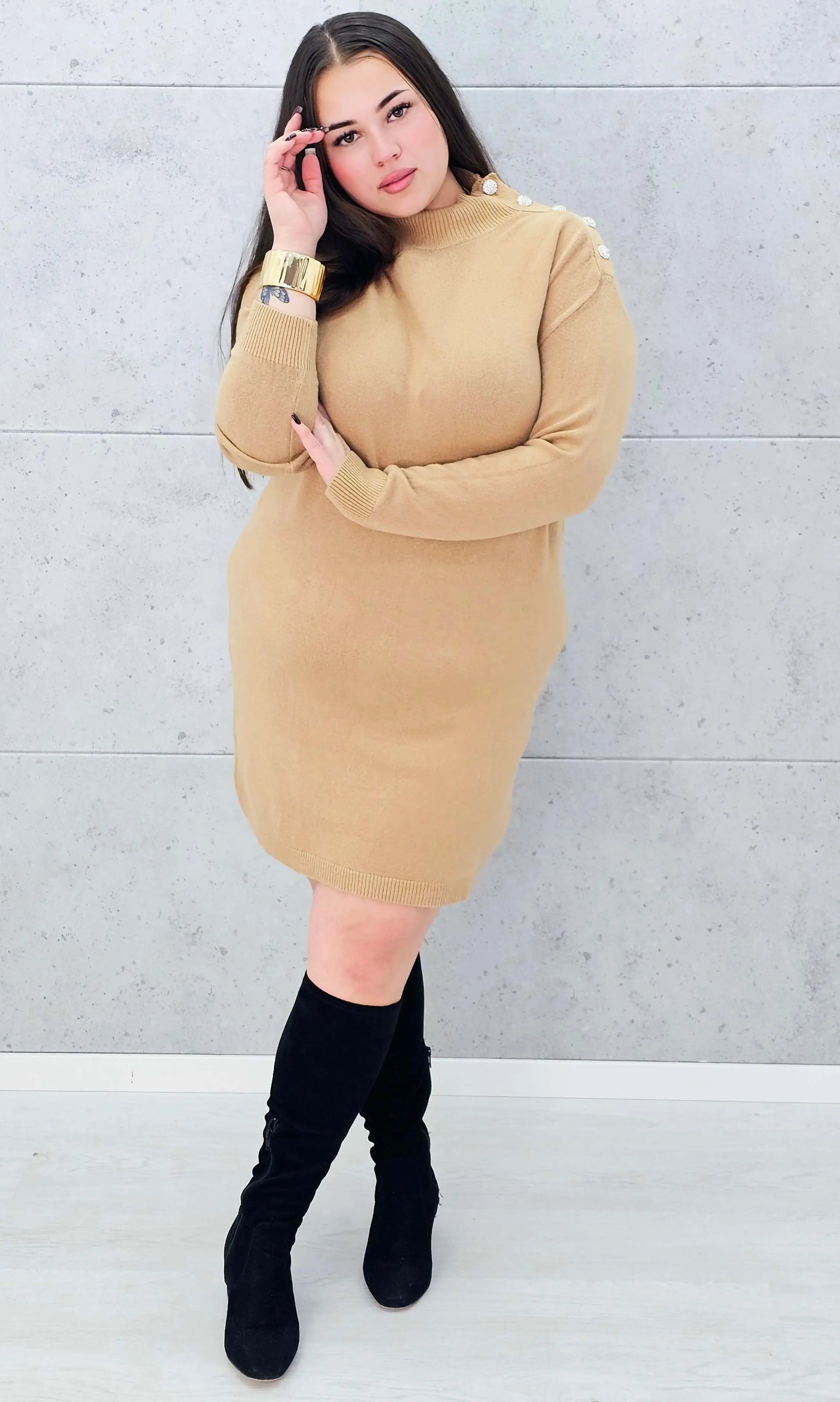 Sukienka sweterkowa z ozdobnymi guzikami na ramieniu z jednej strony Stylowa XL