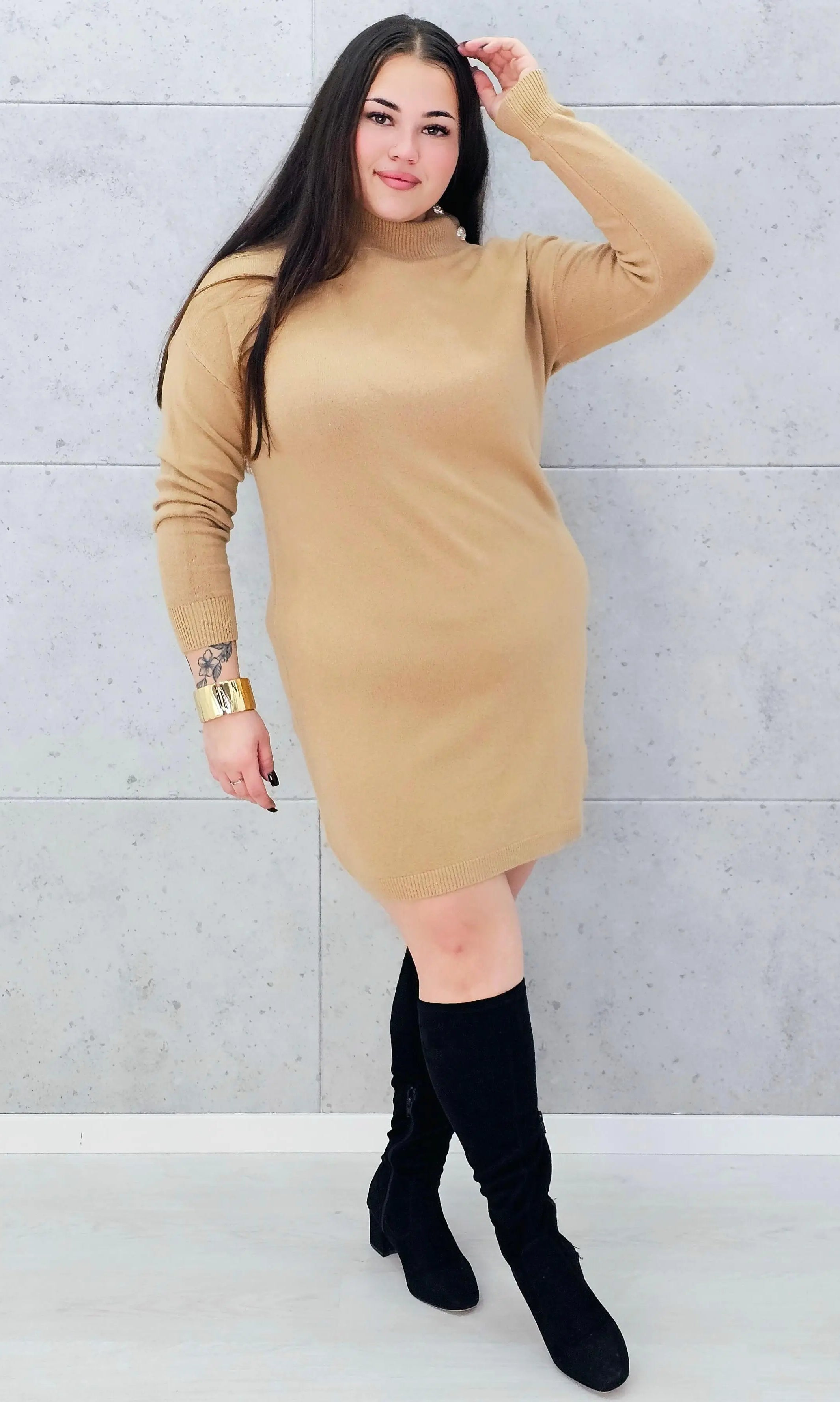 Sukienka sweterkowa z ozdobnymi guzikami na ramieniu z jednej strony Stylowa XL