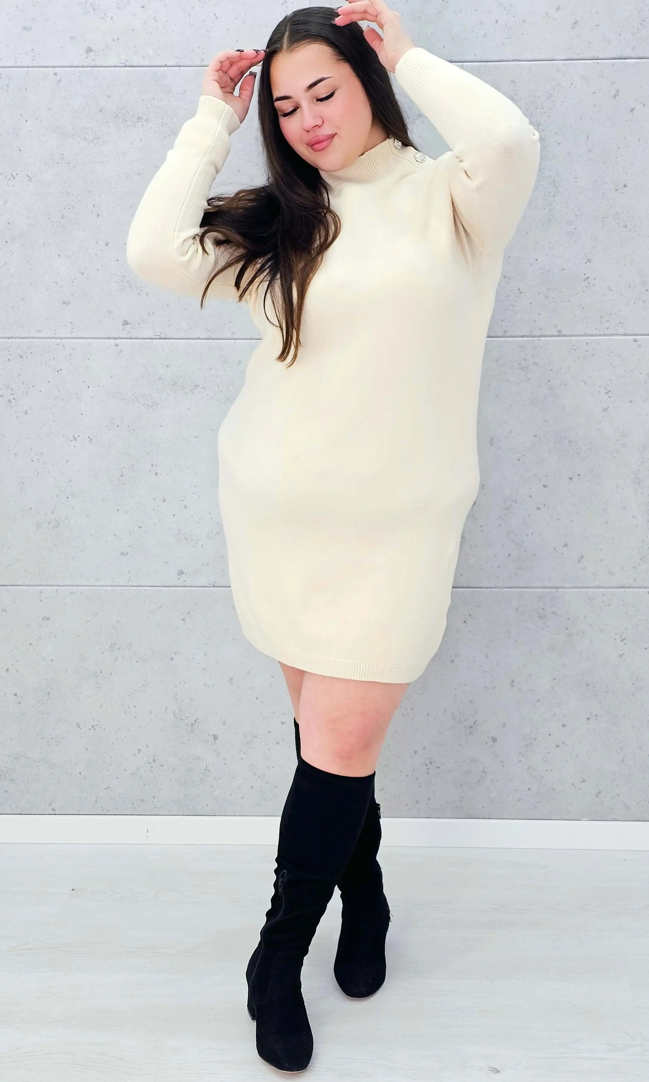 Sukienka sweterkowa z ozdobnymi guzikami na ramieniu z jednej strony Stylowa XL