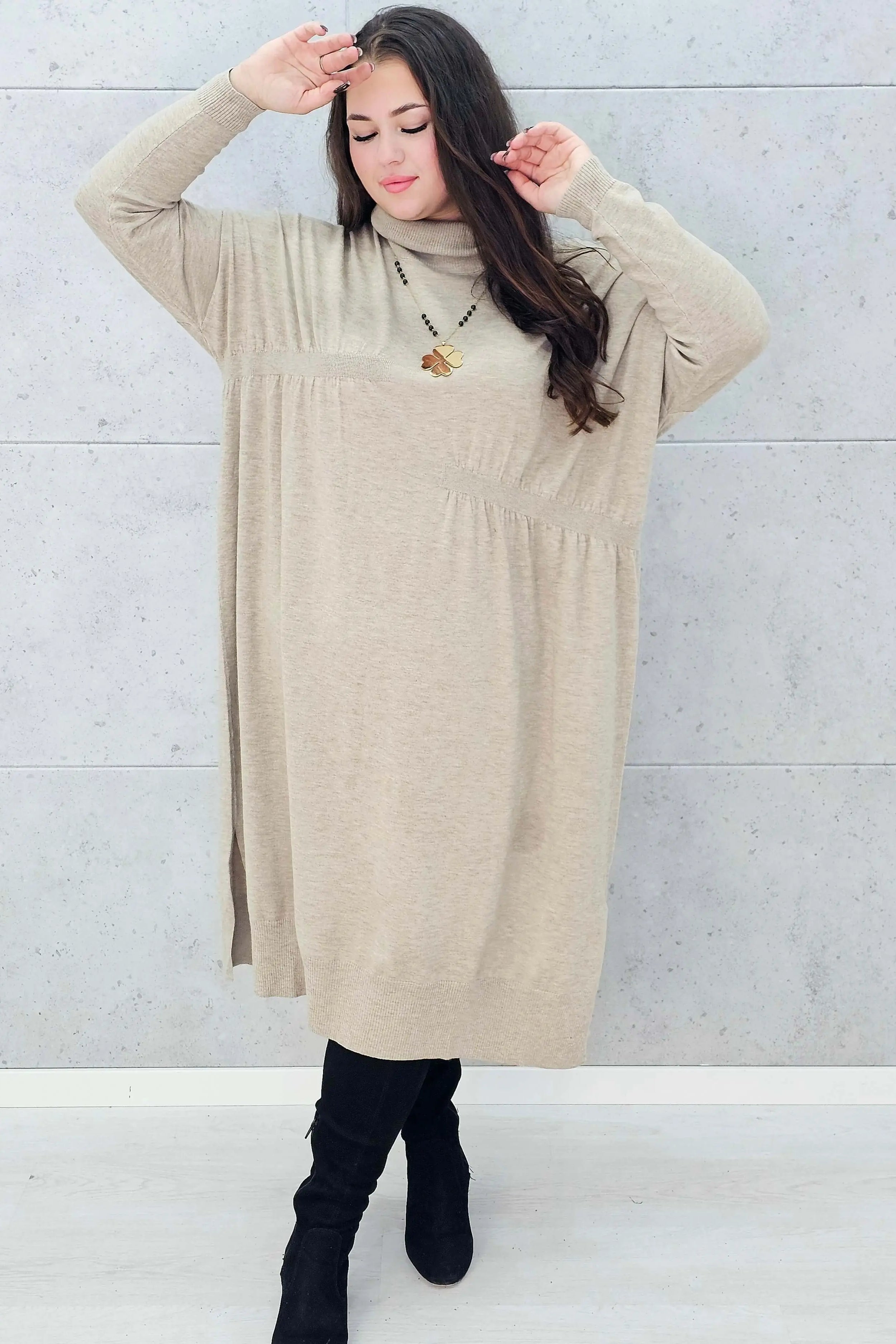 Sukienka swetrowa beżowa plus size z golfem – Stylowa XL