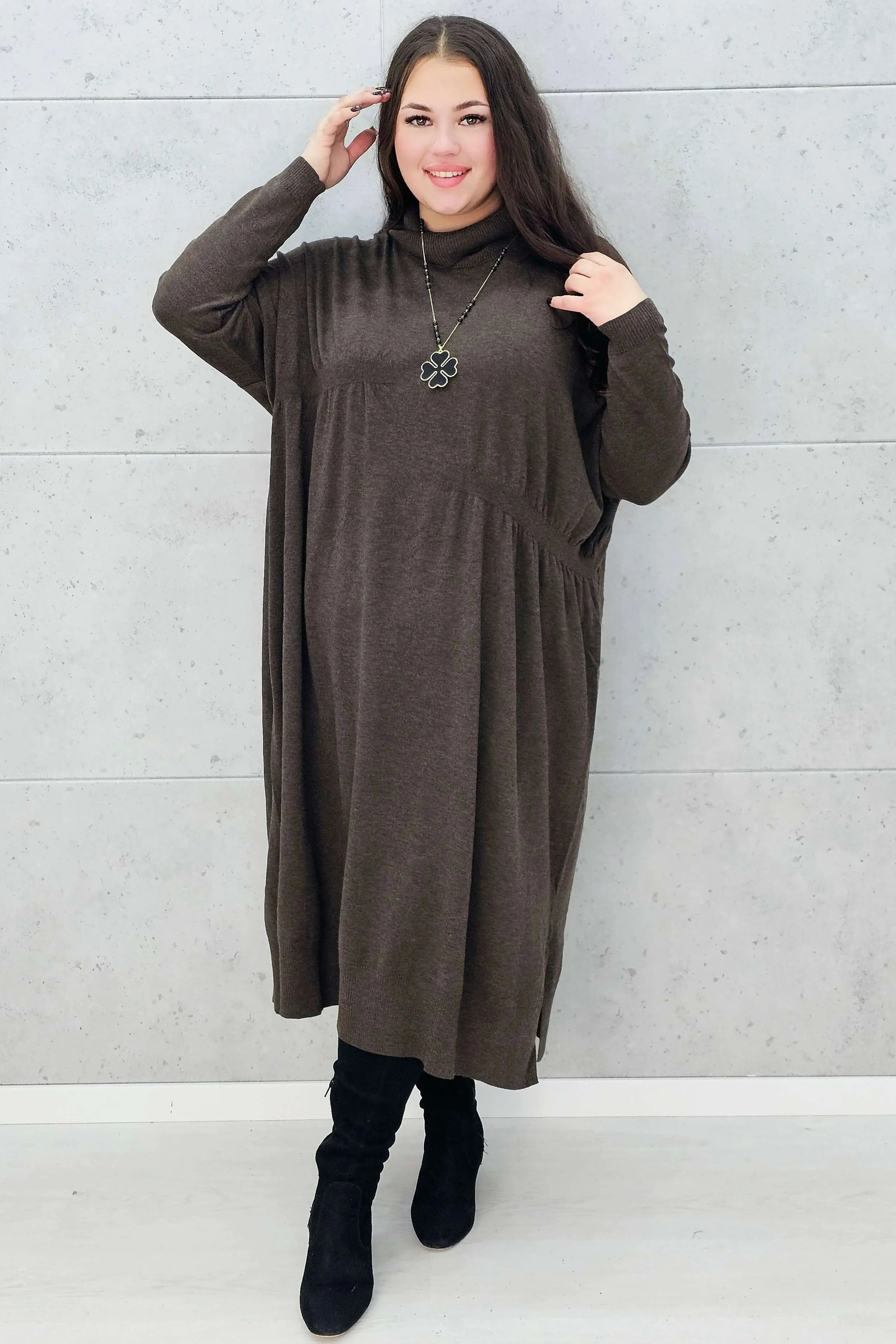 Sukienka swetrowa kawowa plus size z golfem – Stylowa XL