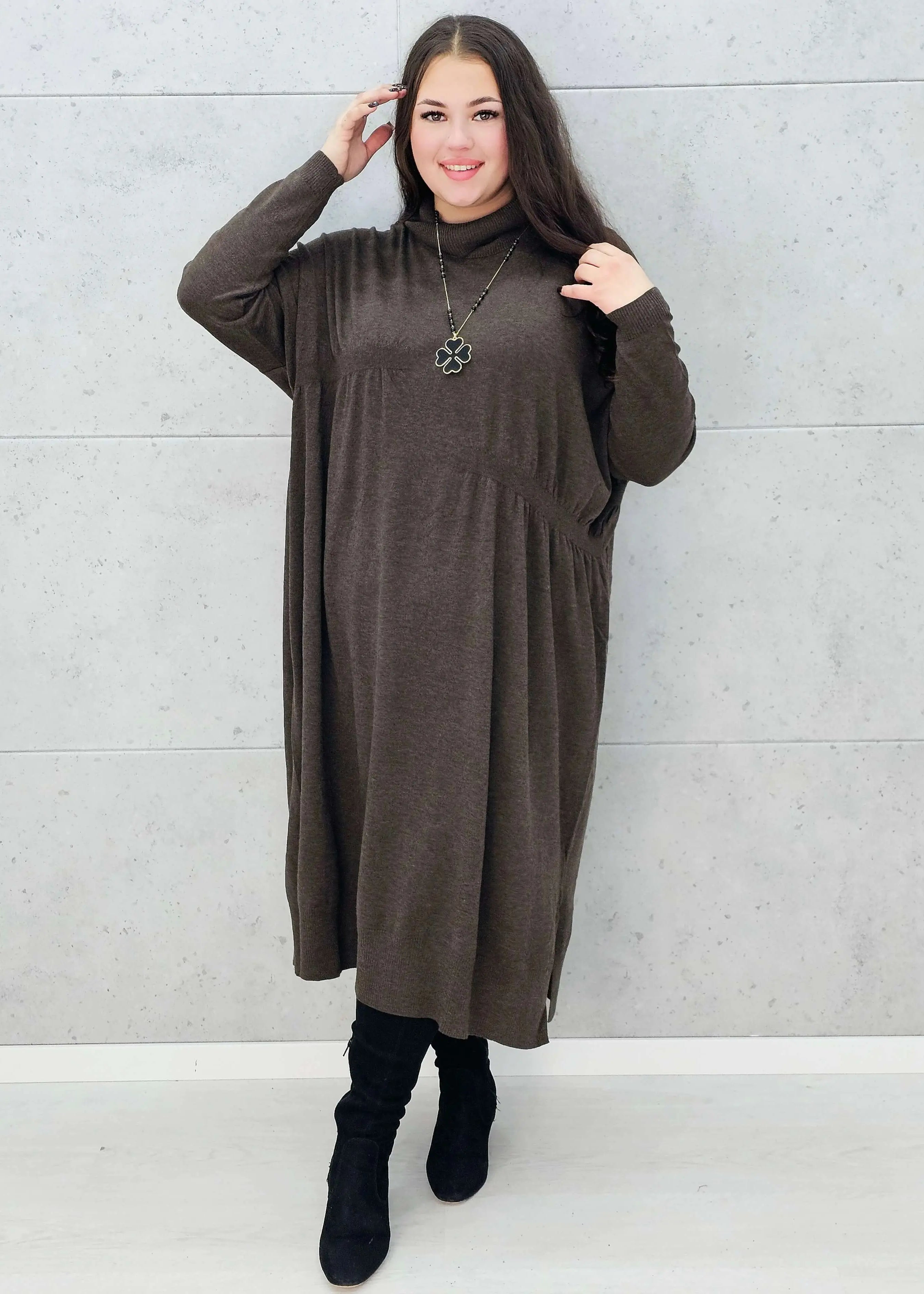 Sukienka swetrowa kawowa plus size z golfem – Stylowa XL