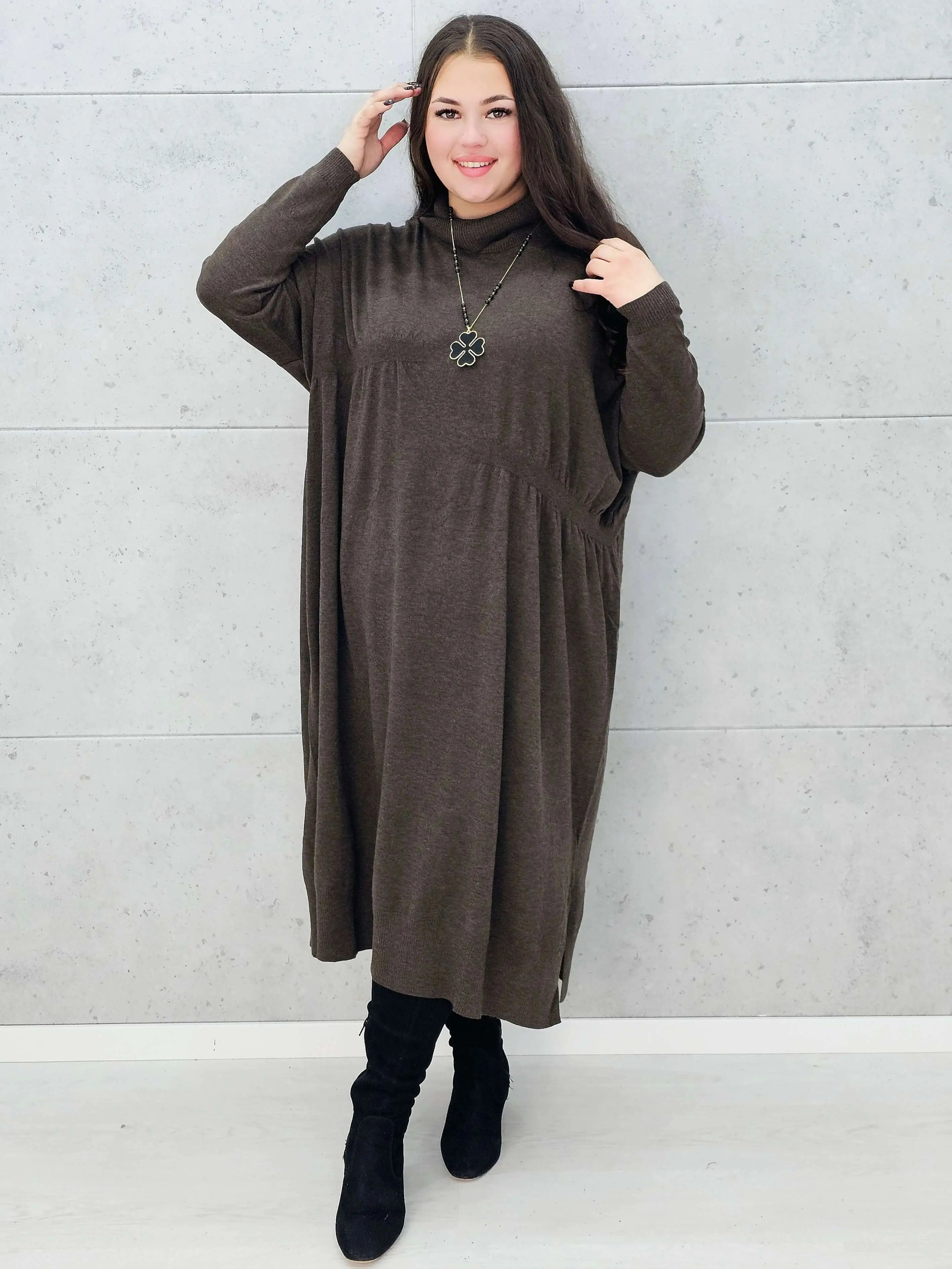 Sukienka swetrowa kawowa plus size z golfem – Stylowa XL
