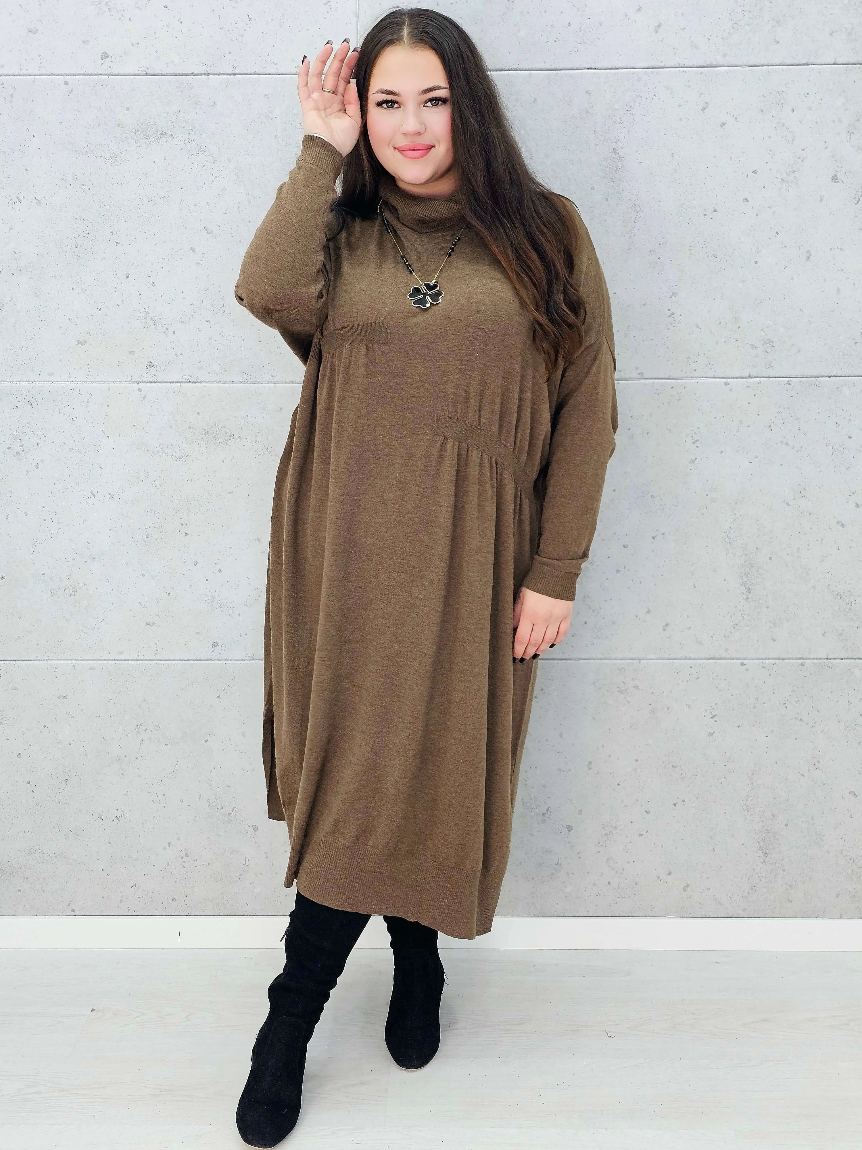 Sukienka swetrowa brązowa plus size z golfem – Stylowa XL