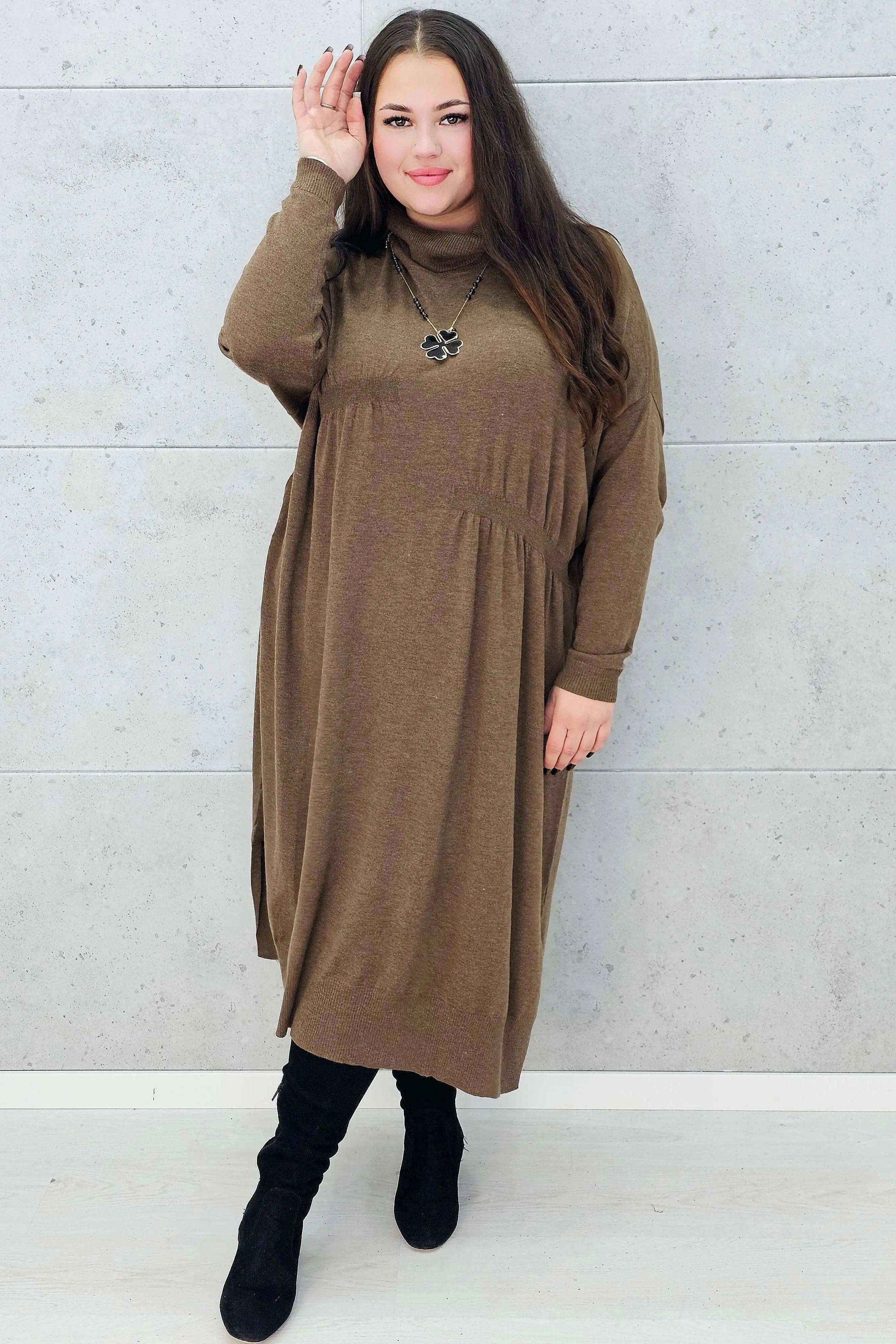 Sukienka swetrowa brązowa plus size z golfem – Stylowa XL