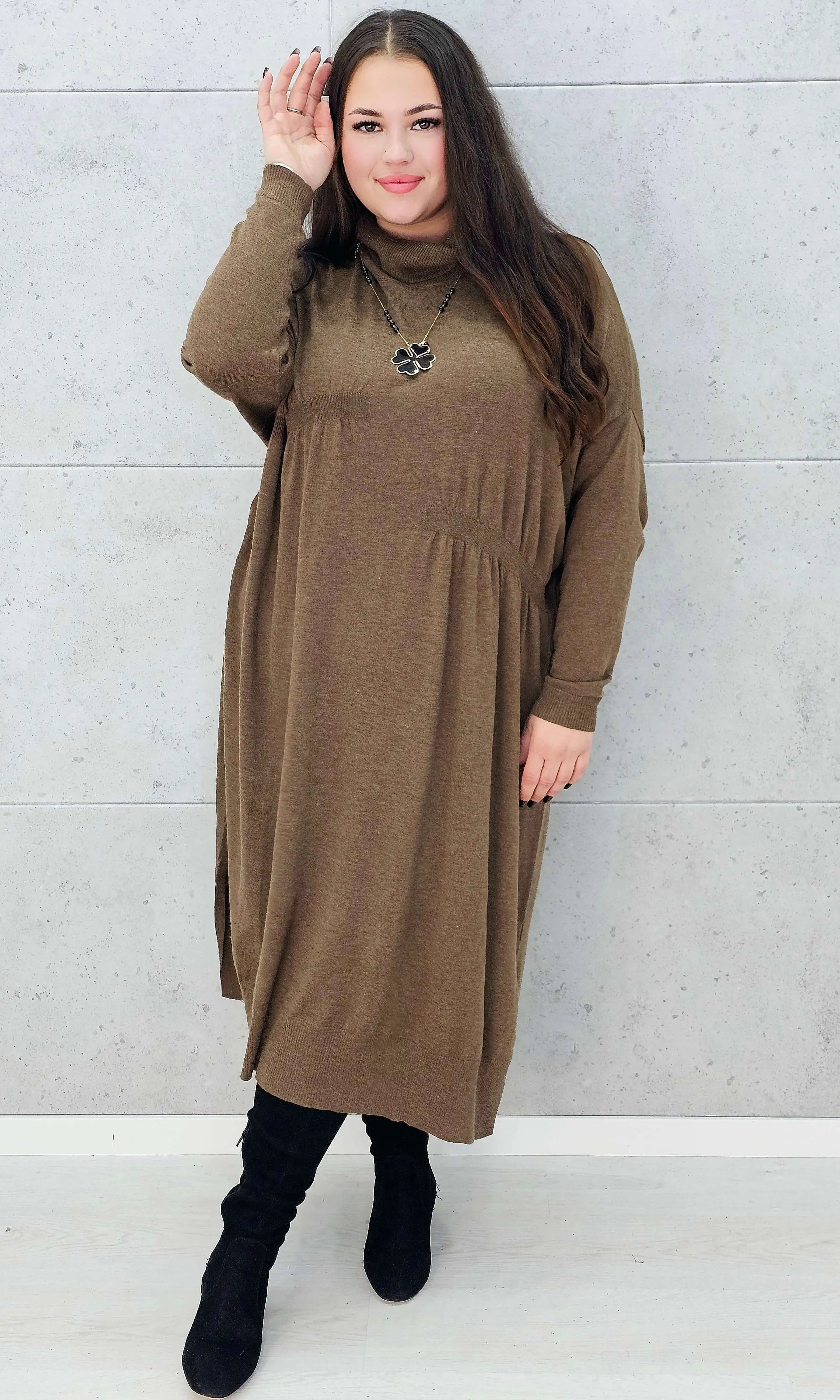 Sukienka swetrowa brązowa plus size z golfem – Stylowa XL