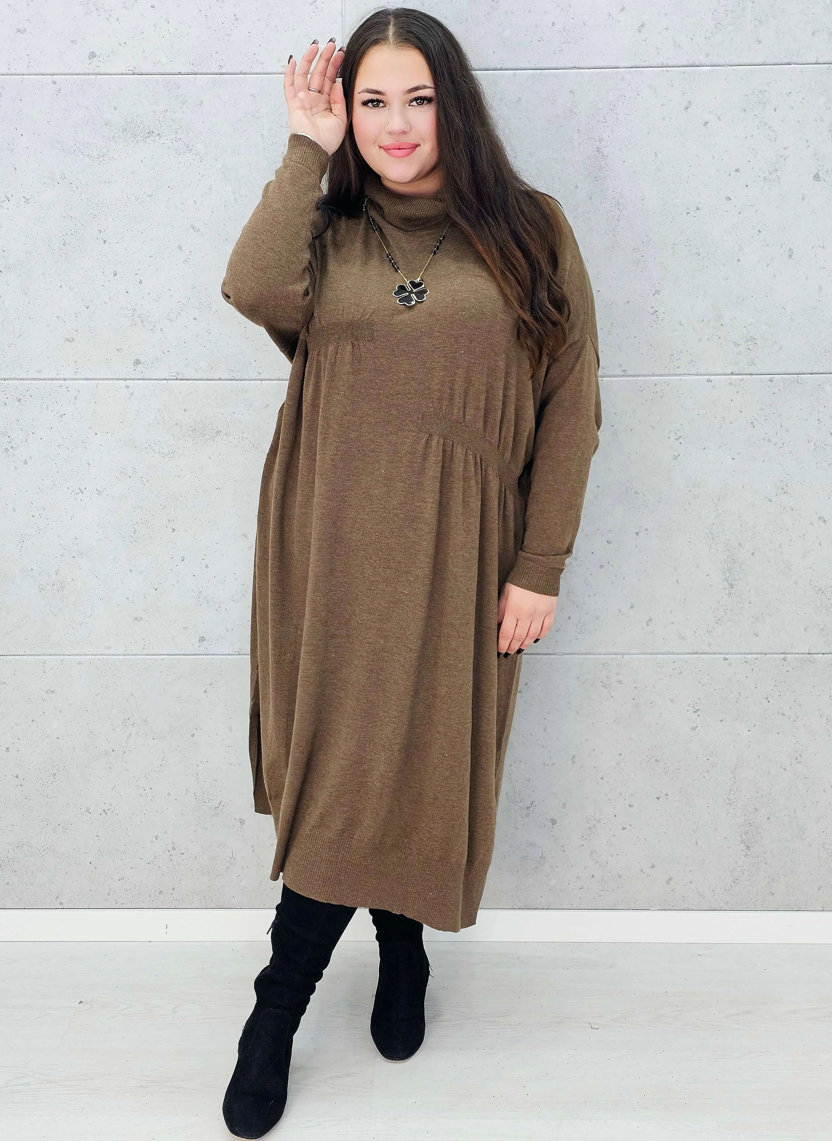 Sukienka swetrowa brązowa plus size z golfem – Stylowa XL