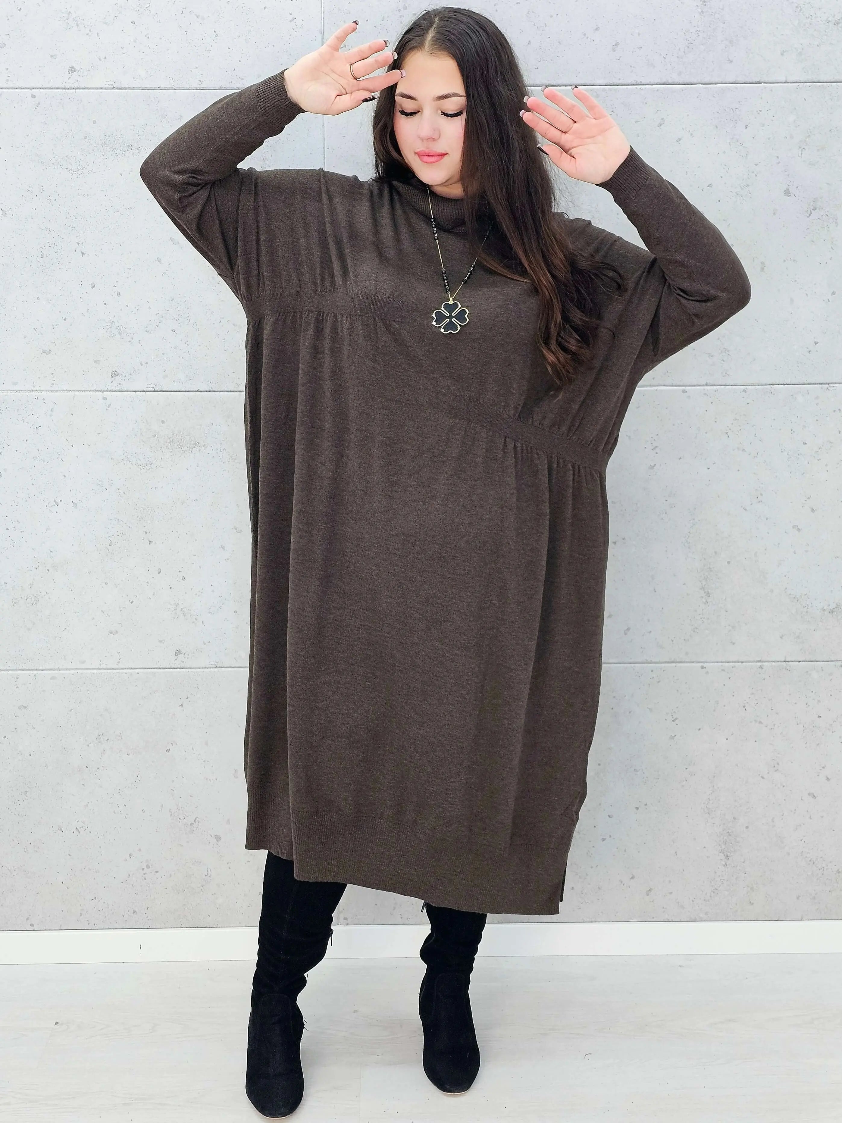 Beżowa sukienka swetrowa midi z golfem – Stylowa XL