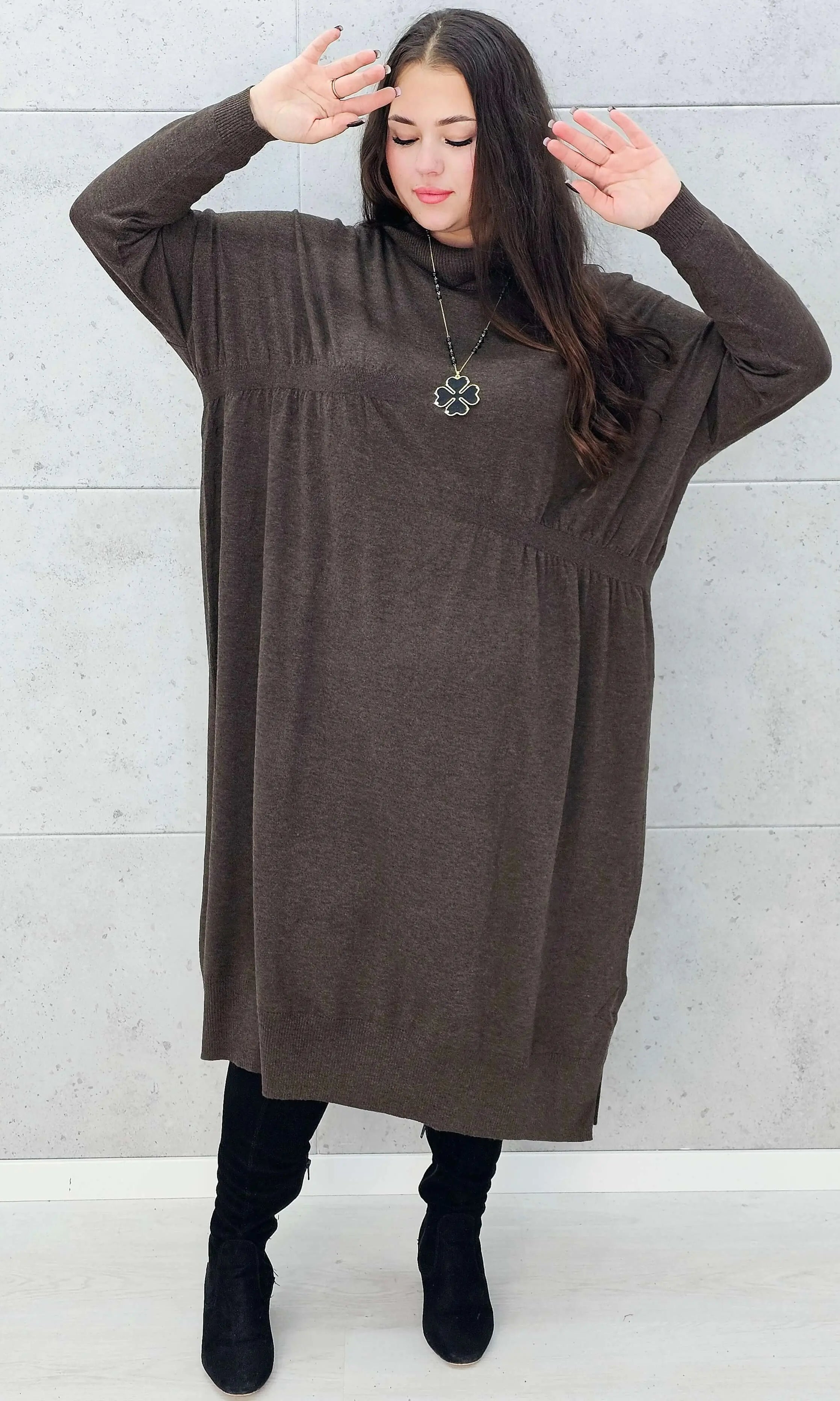 Beżowa sukienka swetrowa midi z golfem – Stylowa XL