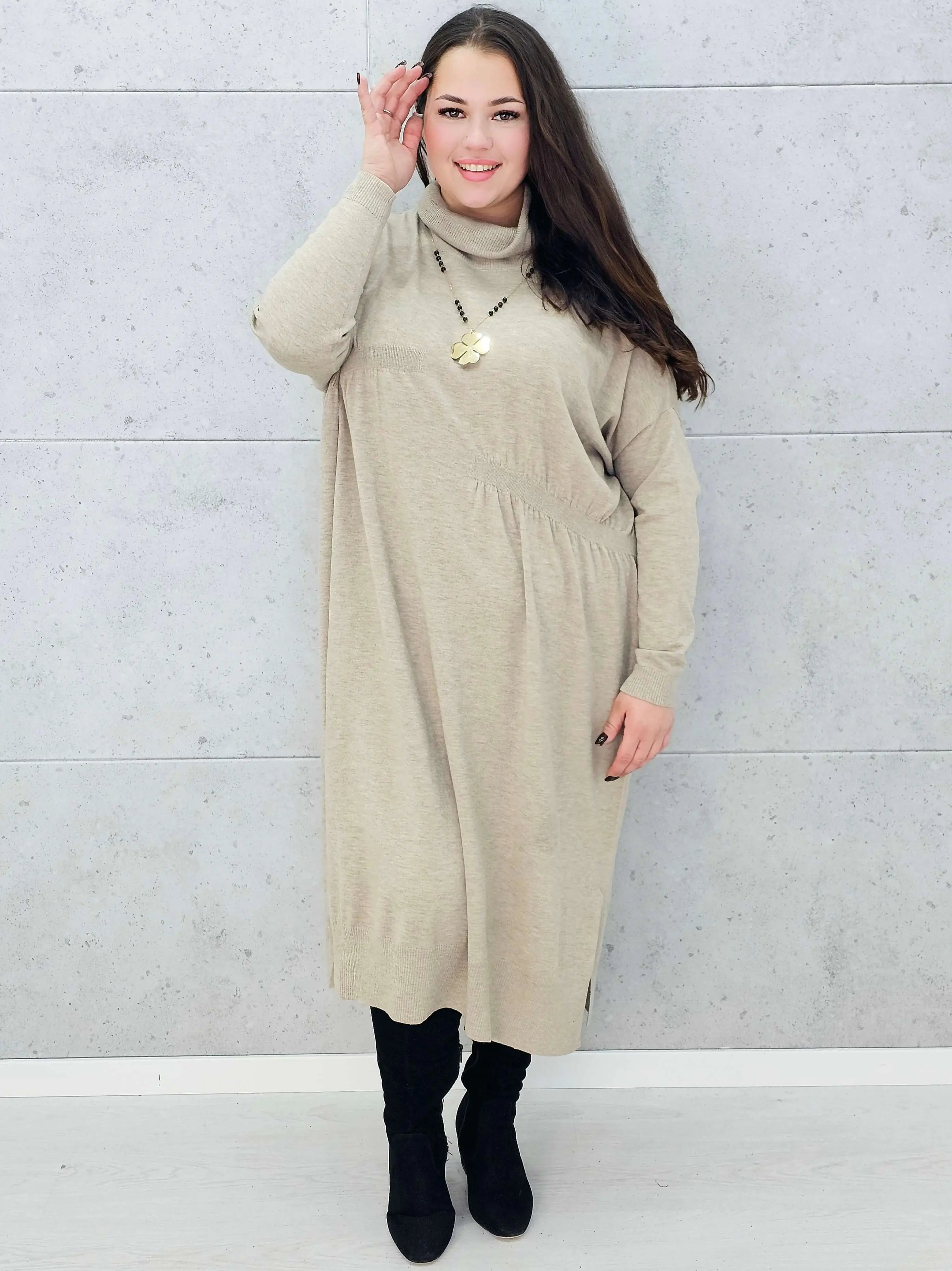 Stylowa beżowa sukienka swetrowa plus size – Stylowa XL
