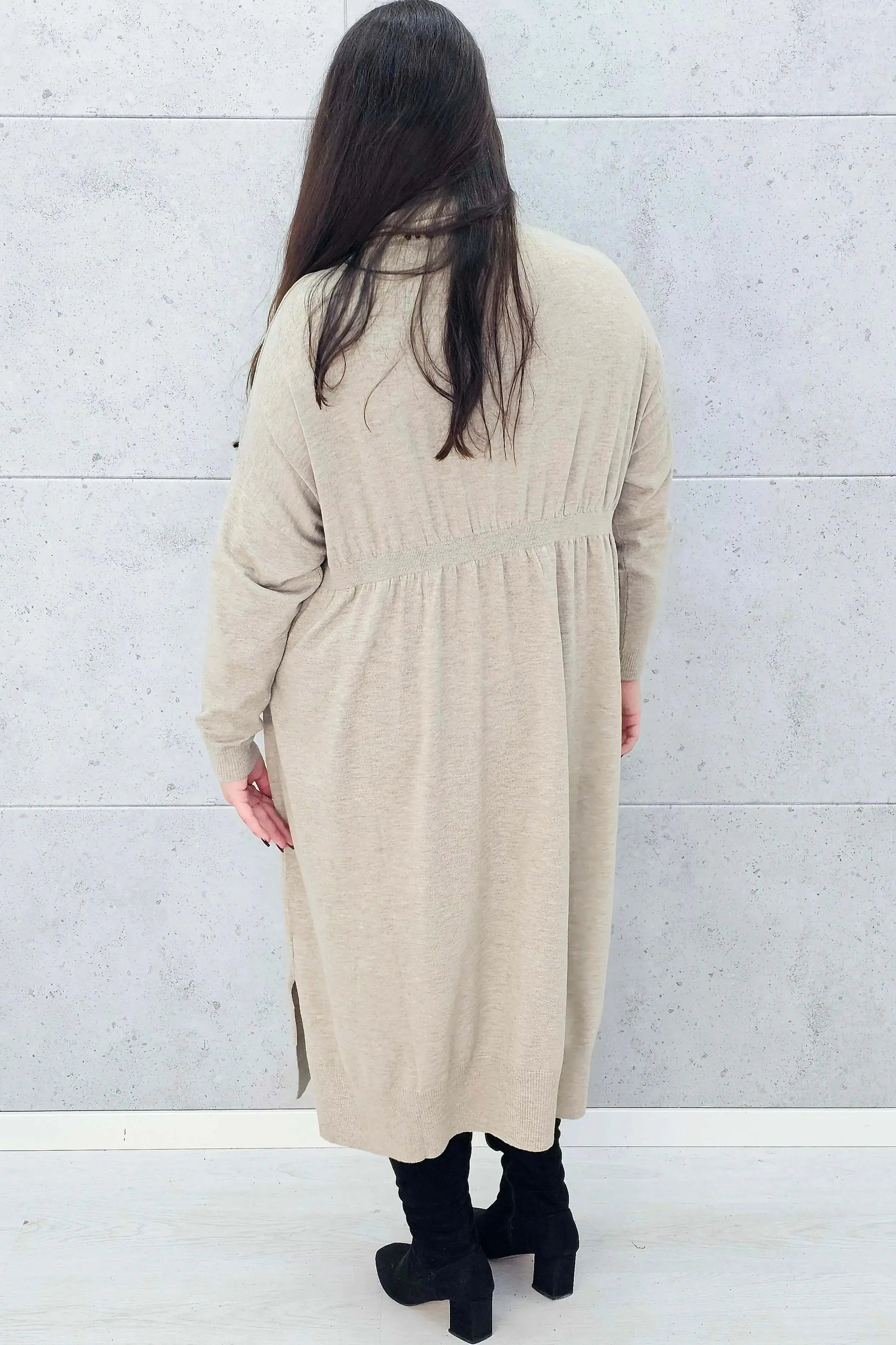Tył sukienki swetrowej beżowej plus size – Stylowa XL