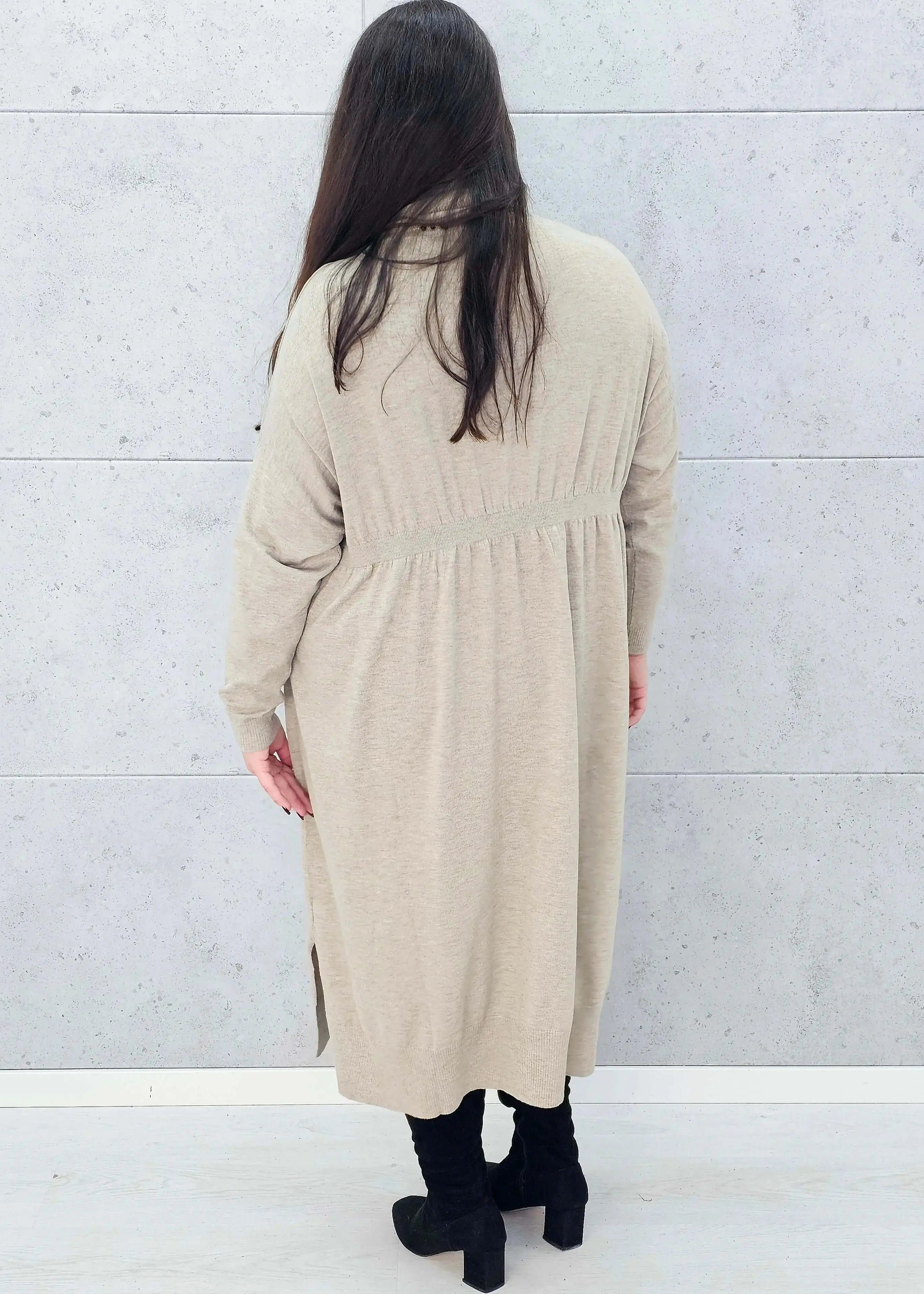 Tył sukienki swetrowej beżowej plus size – Stylowa XL
