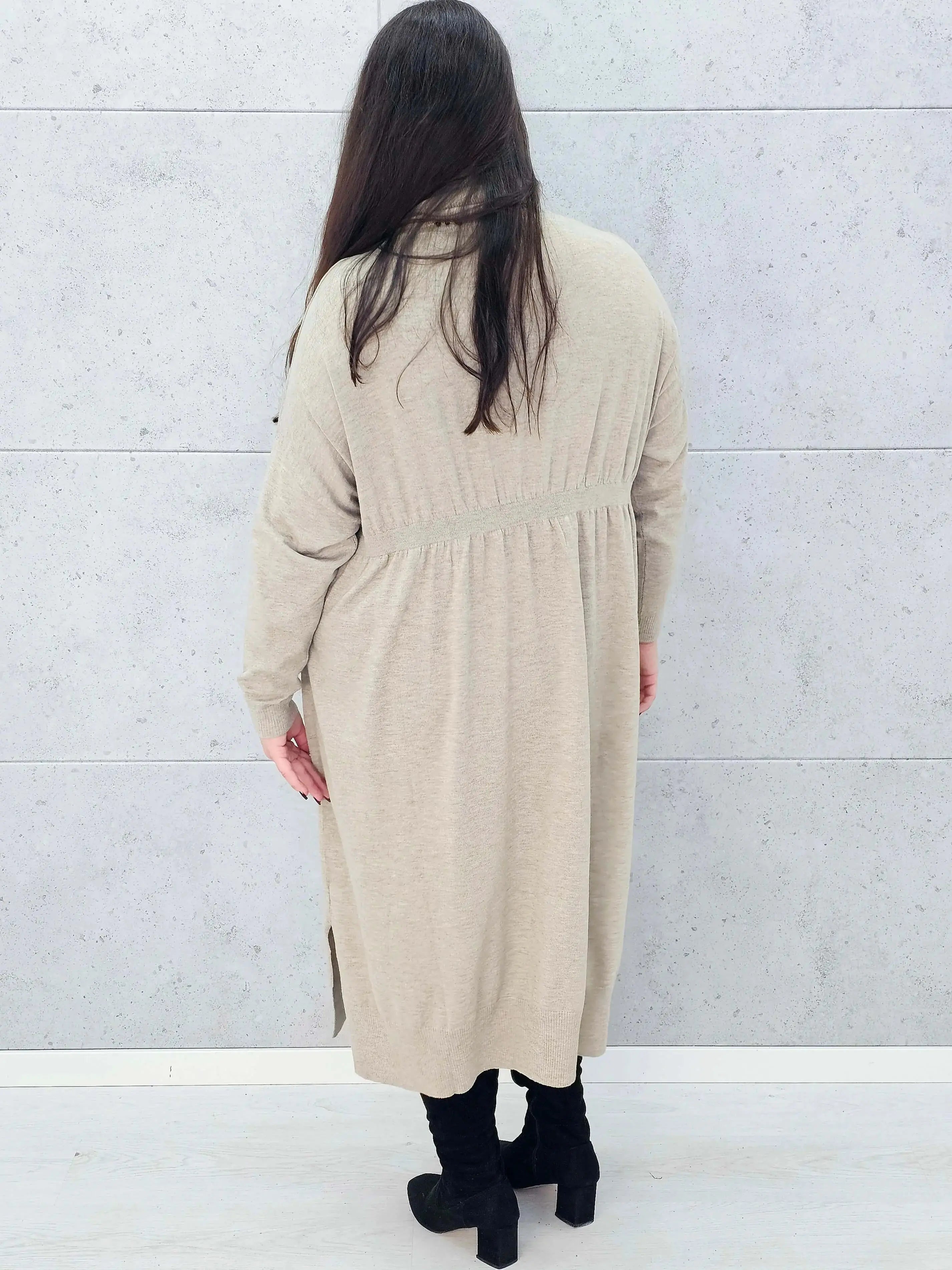 Tył sukienki swetrowej beżowej plus size – Stylowa XL