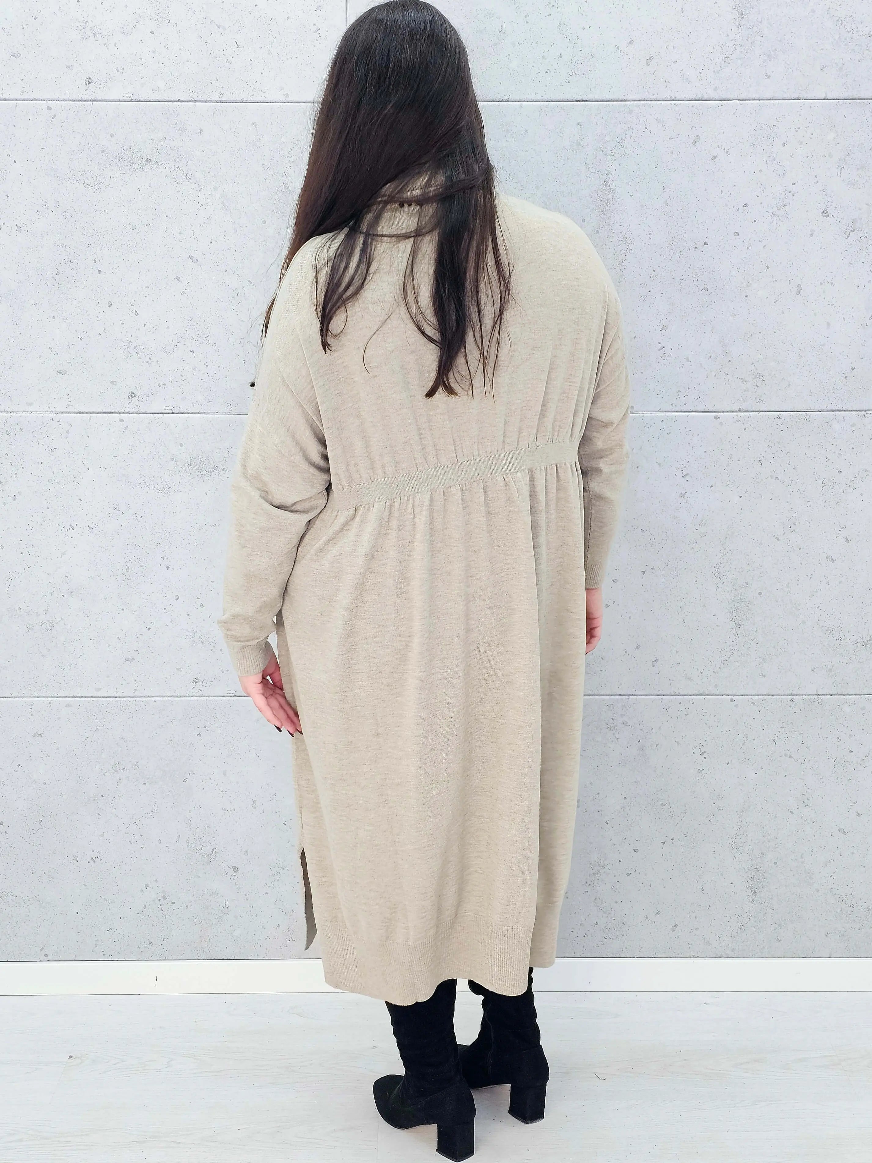 Tył sukienki swetrowej beżowej plus size – Stylowa XL