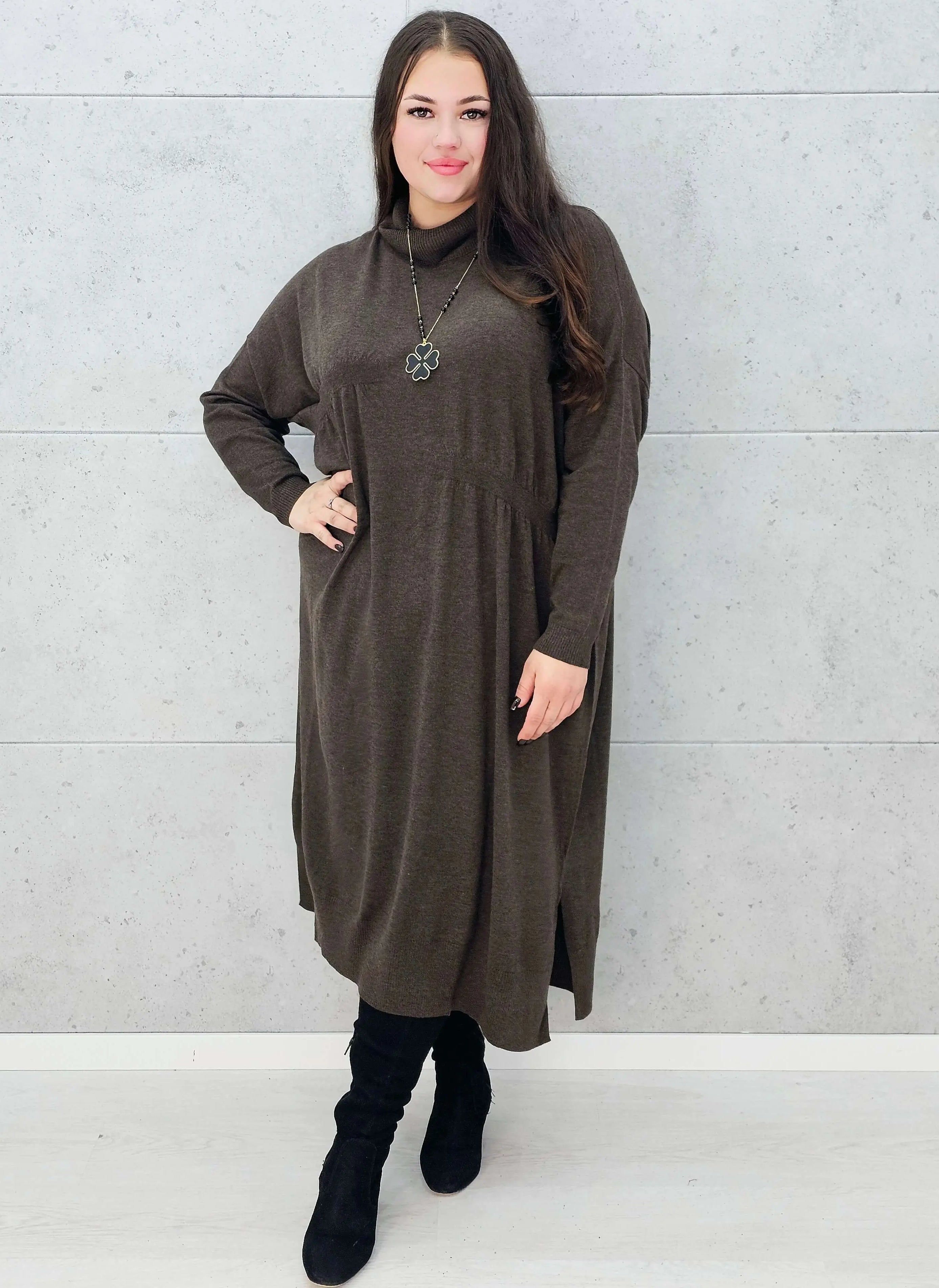 Stylizacja jesienna z kawową sukienką swetrową Stylowa XL