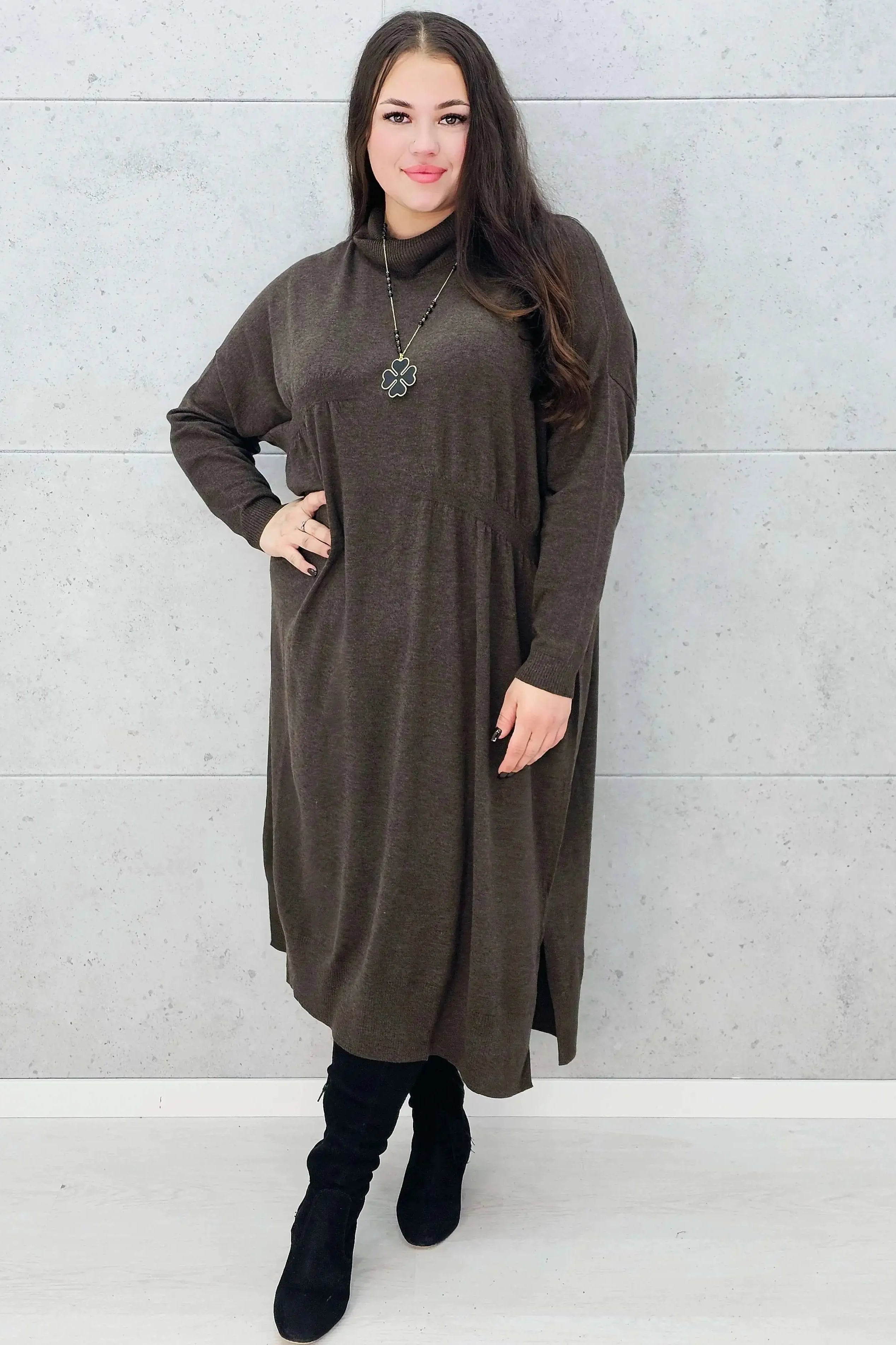 Stylizacja jesienna z kawową sukienką swetrową Stylowa XL