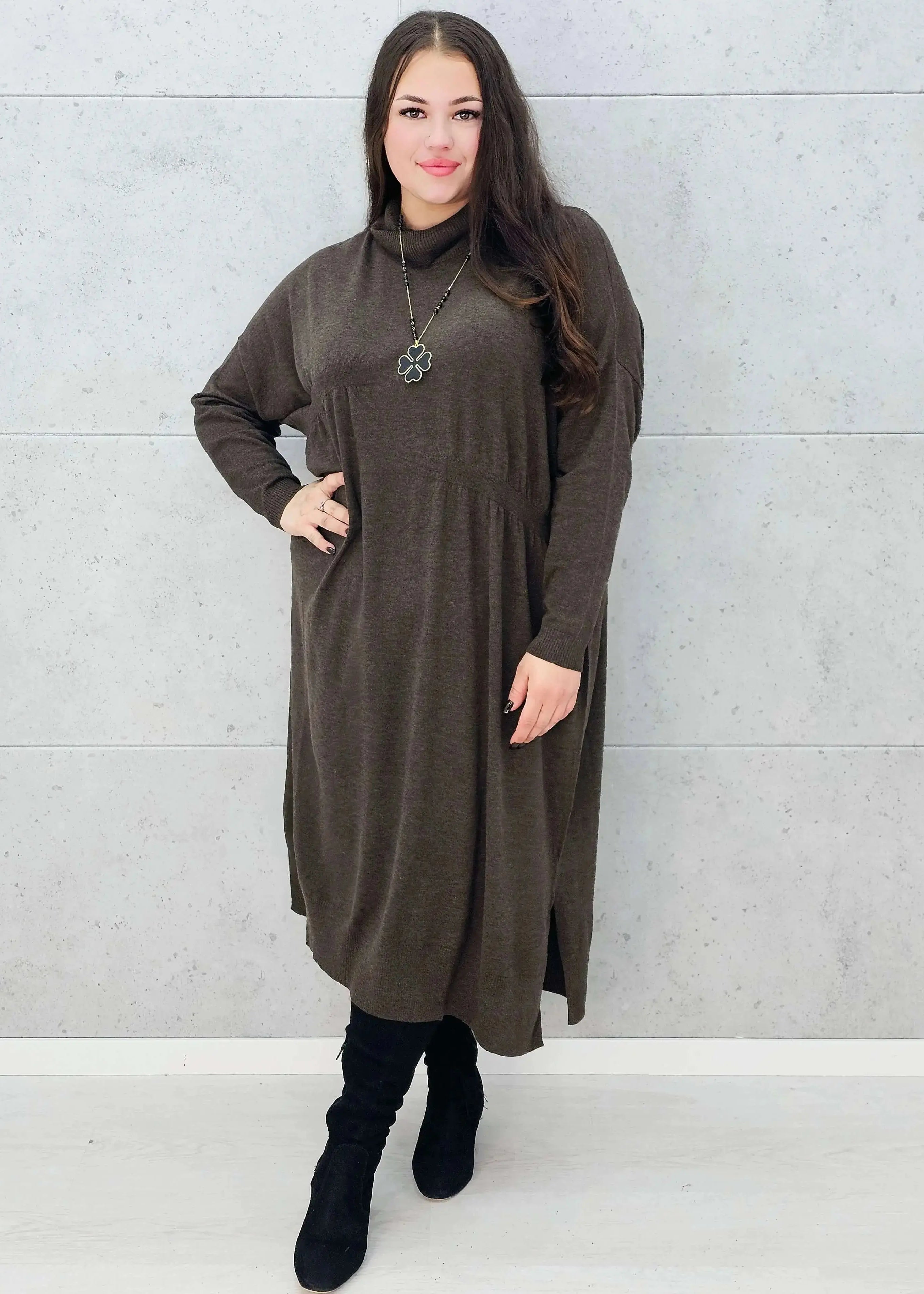 Stylizacja jesienna z kawową sukienką swetrową Stylowa XL