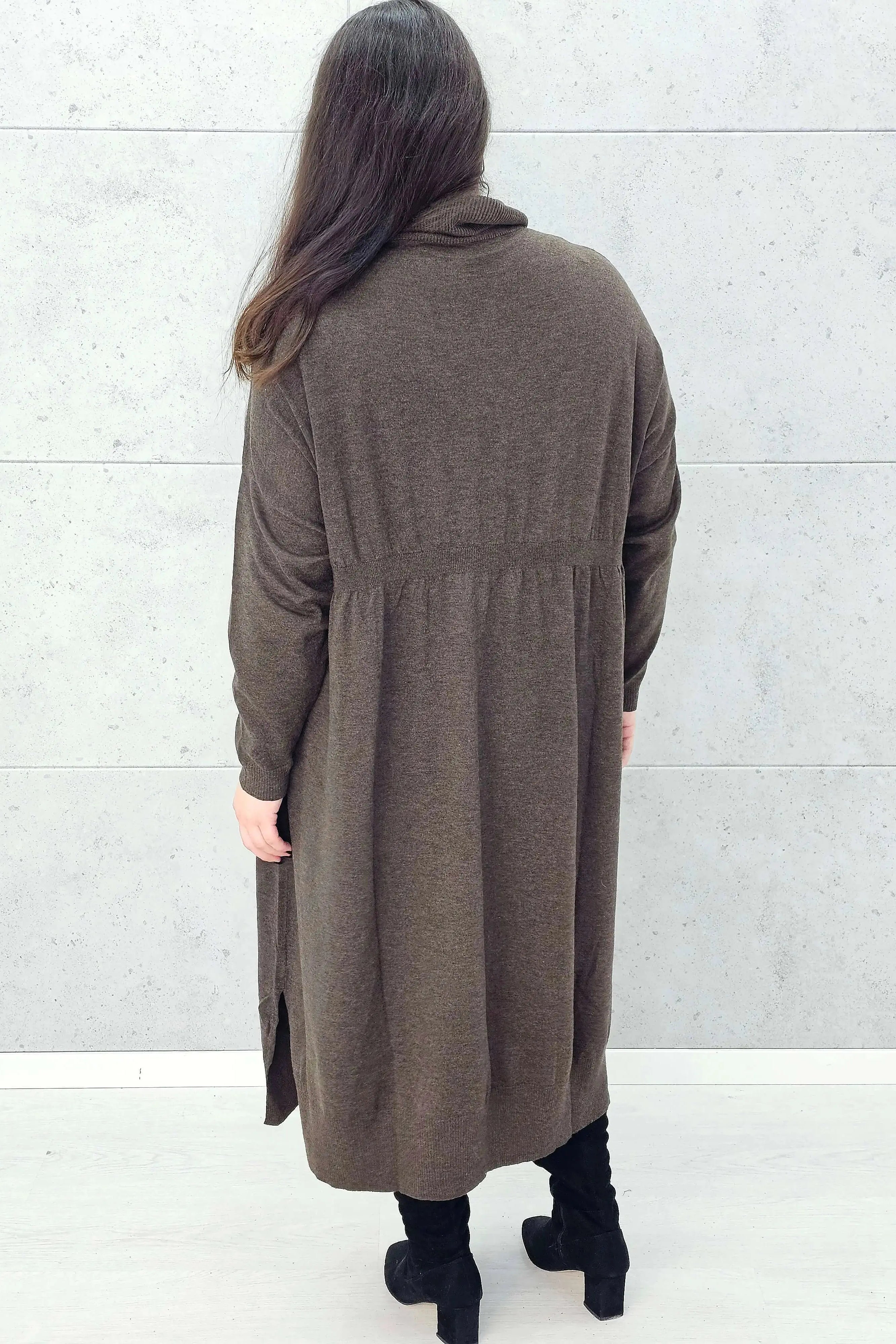 Tył sukienki swetrowej kawowej plus size – Stylowa XL