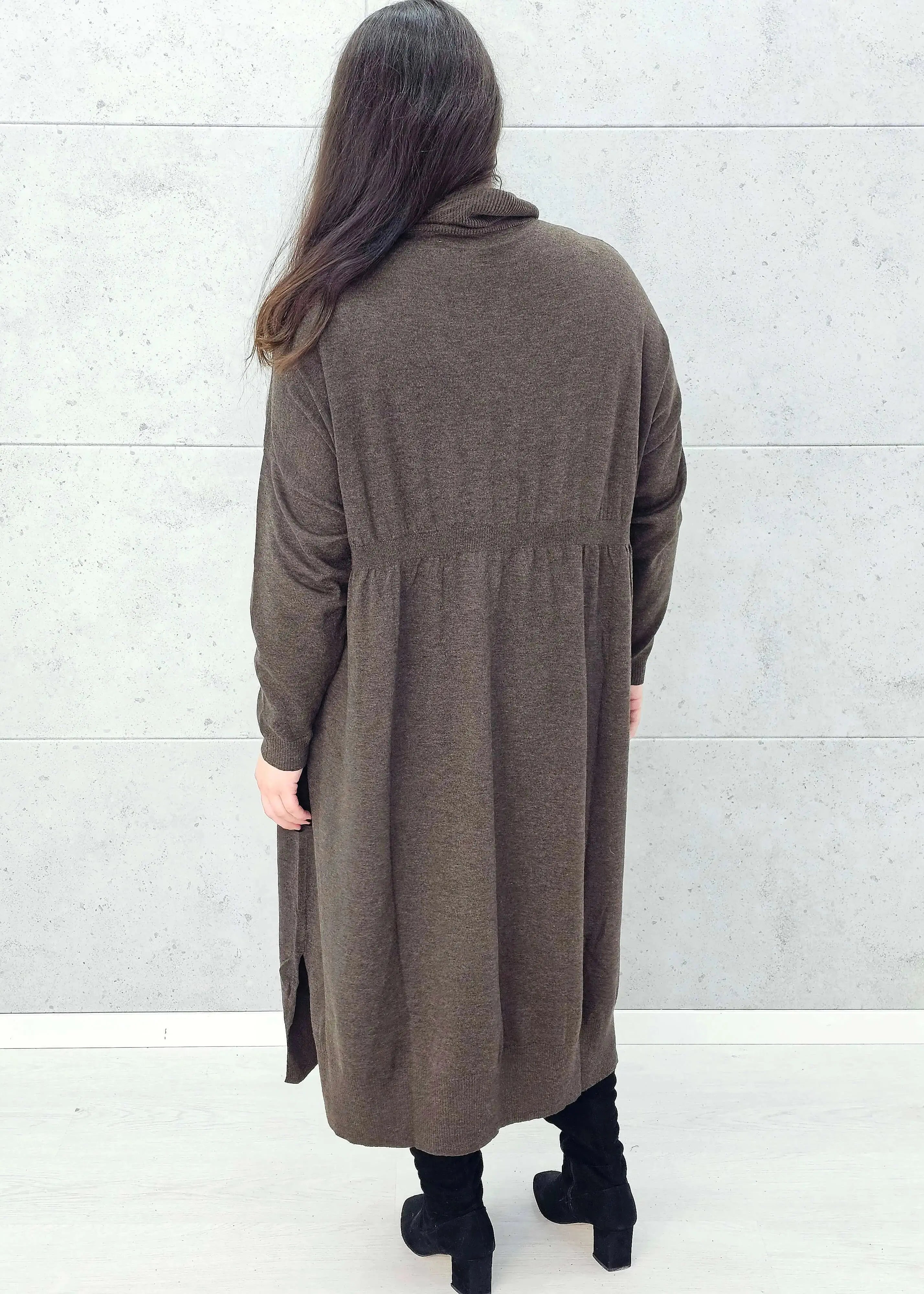 Tył sukienki swetrowej kawowej plus size – Stylowa XL