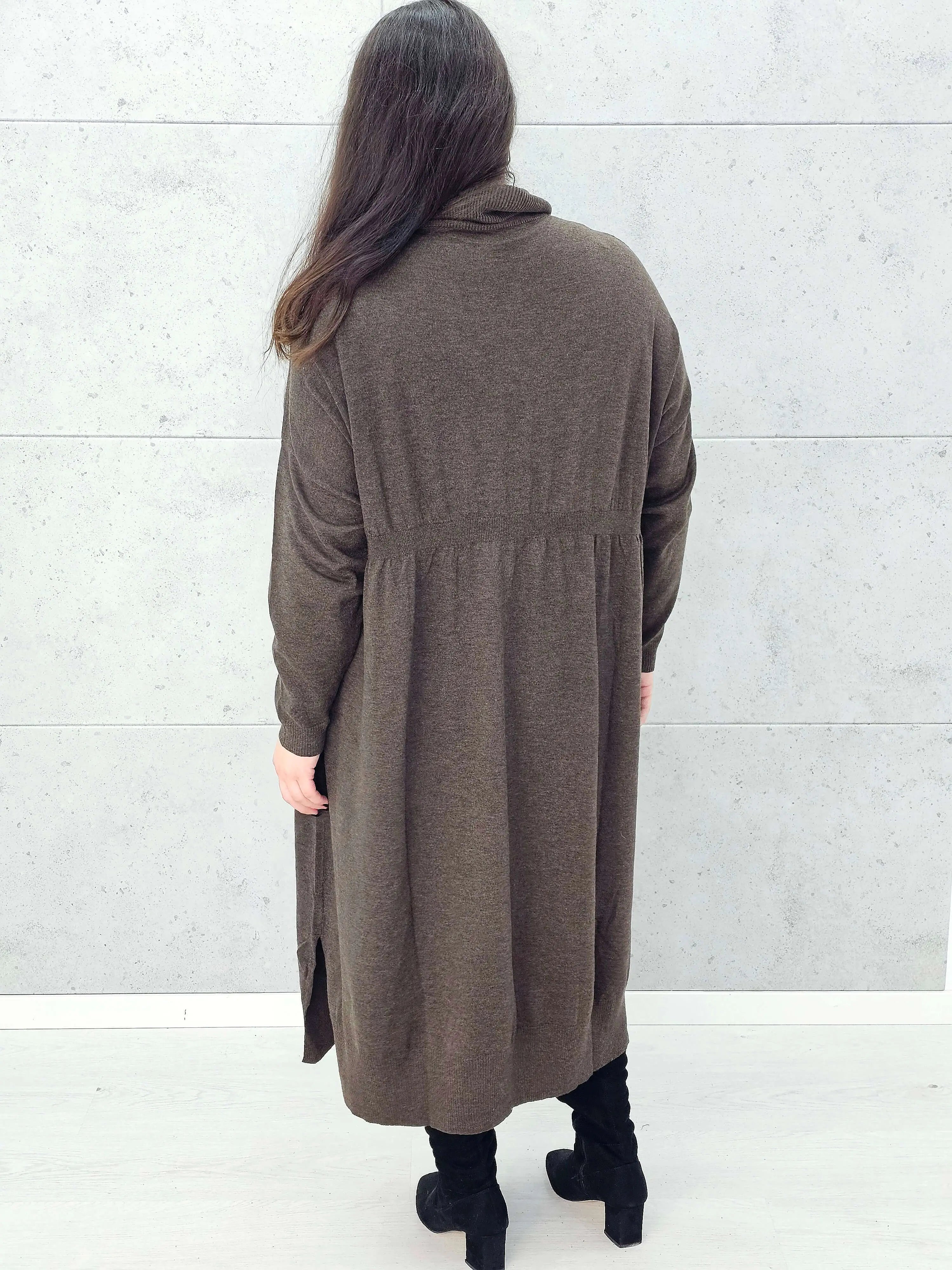 Tył sukienki swetrowej kawowej plus size – Stylowa XL