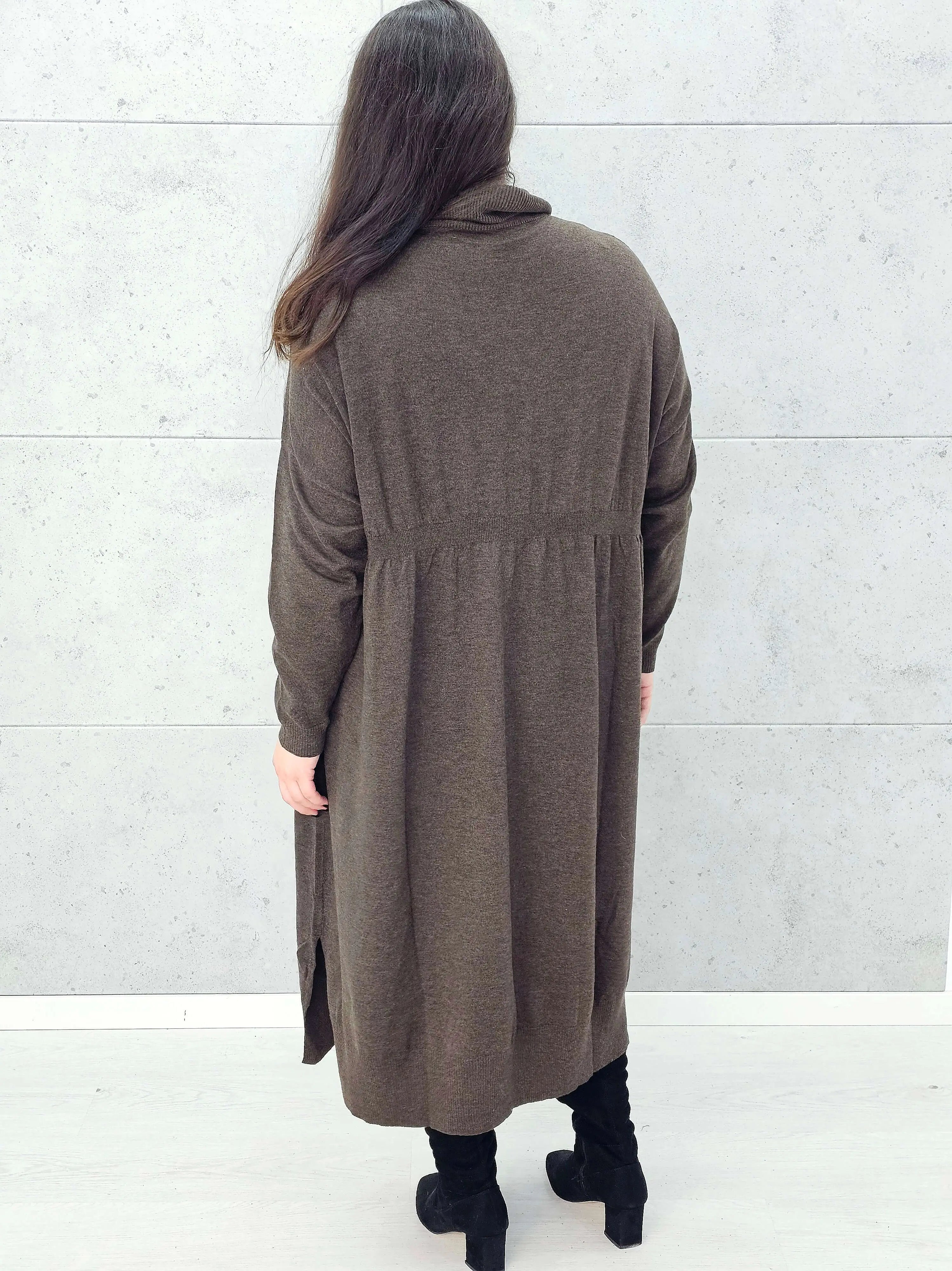 Tył sukienki swetrowej kawowej plus size – Stylowa XL