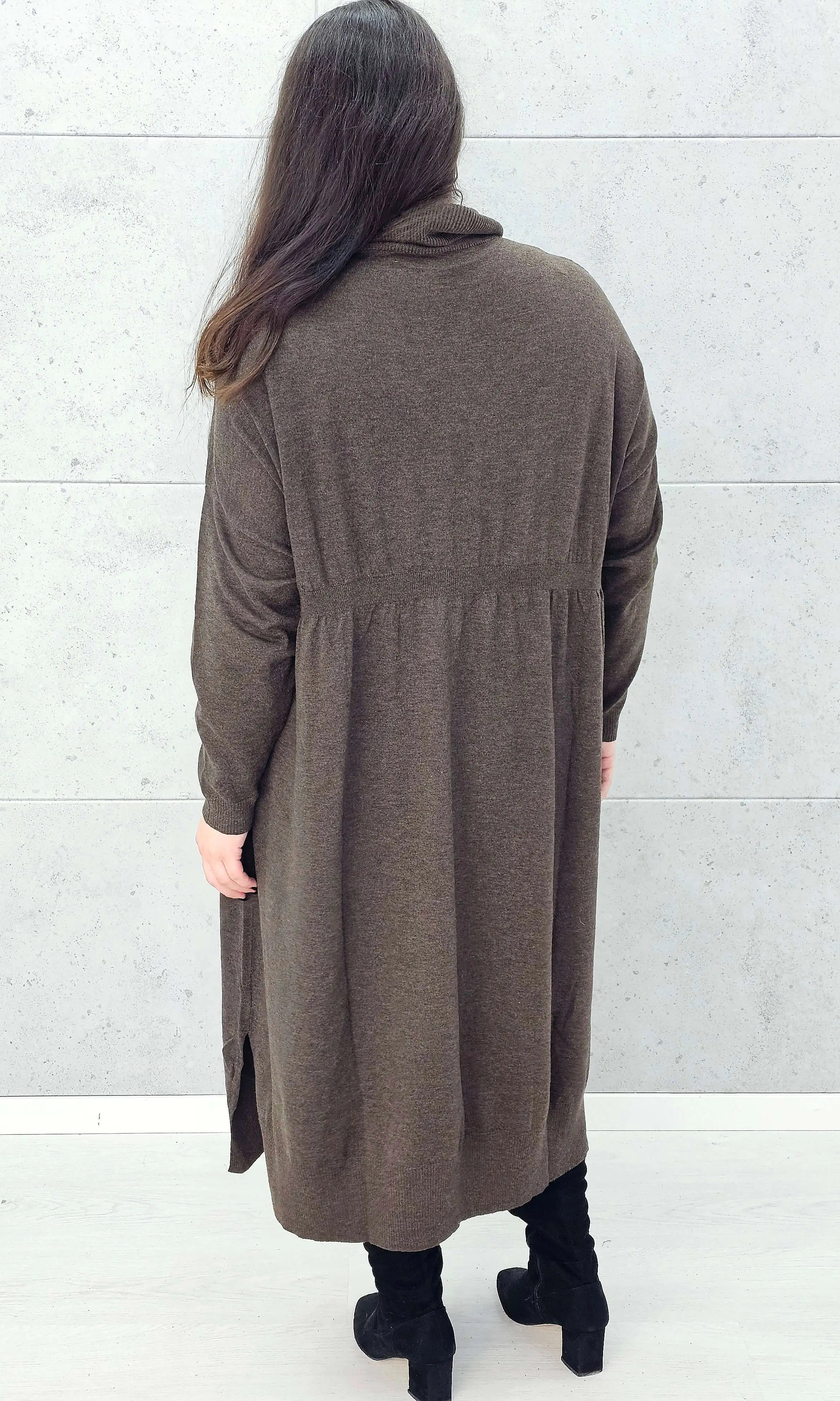 Tył sukienki swetrowej kawowej plus size – Stylowa XL