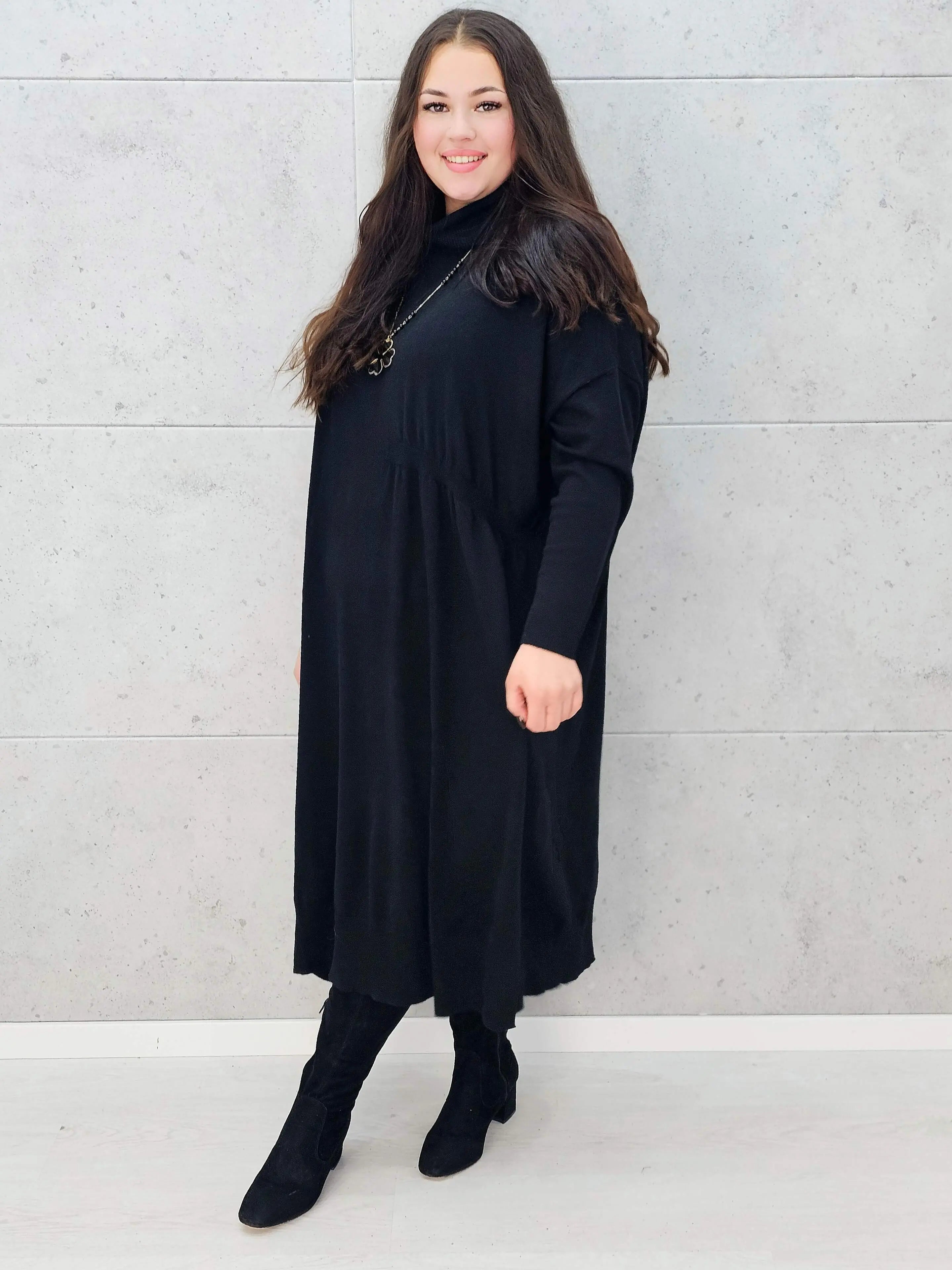 Ciepła czarna sukienka midi z golfem – Stylowa XL