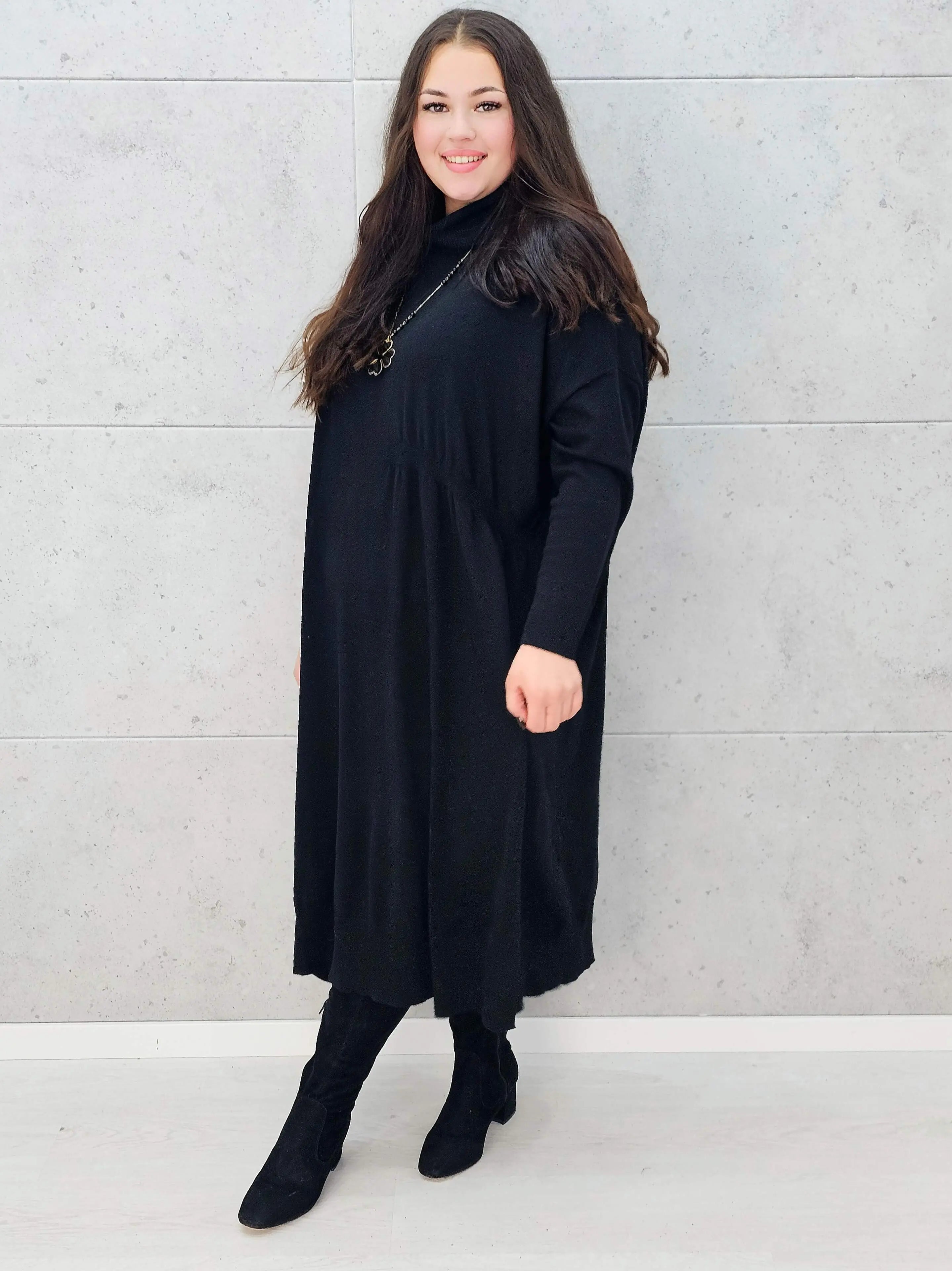 Ciepła czarna sukienka midi z golfem – Stylowa XL