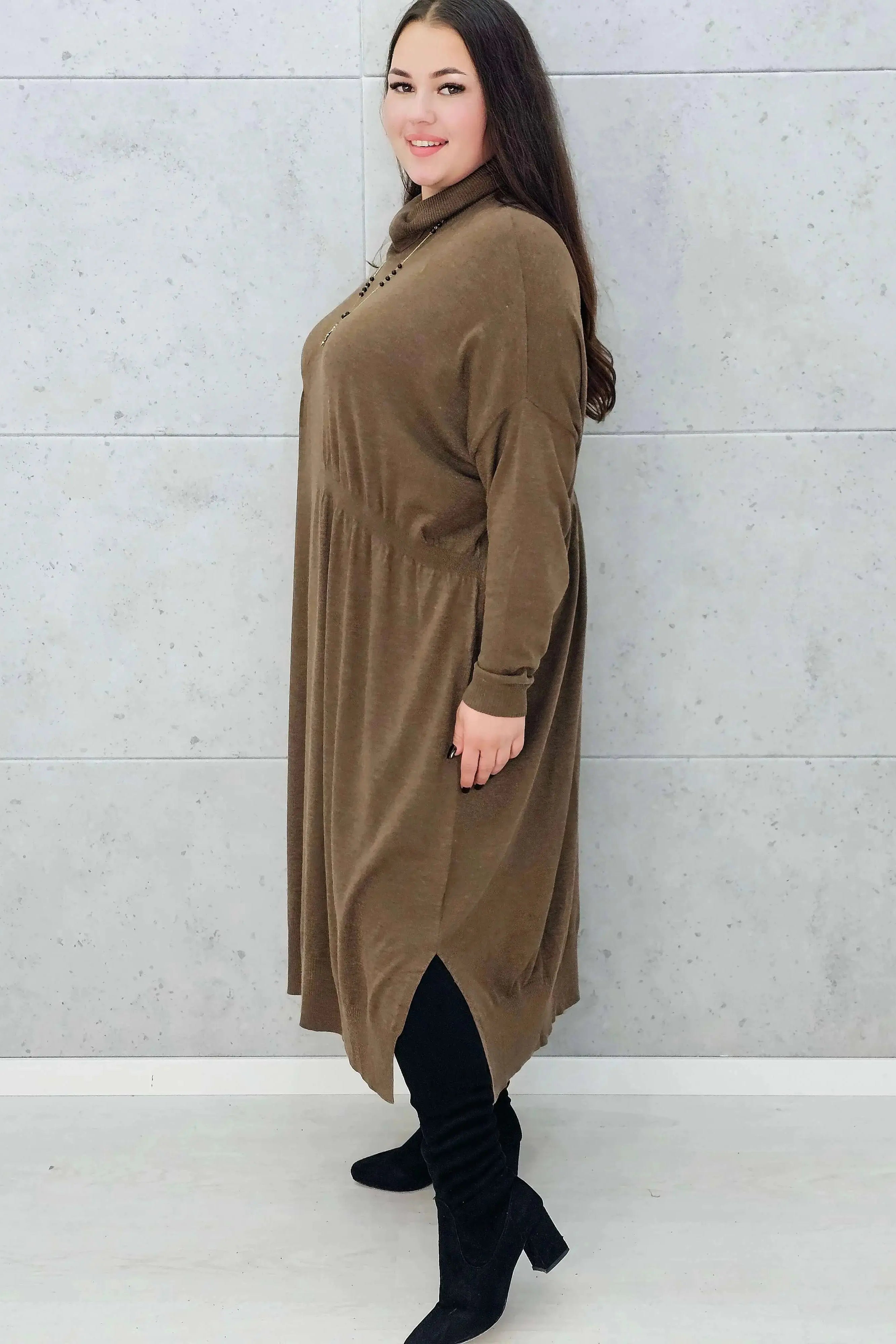 Sukienka swetrowa plus size z golfem – Stylowa XL bokiem