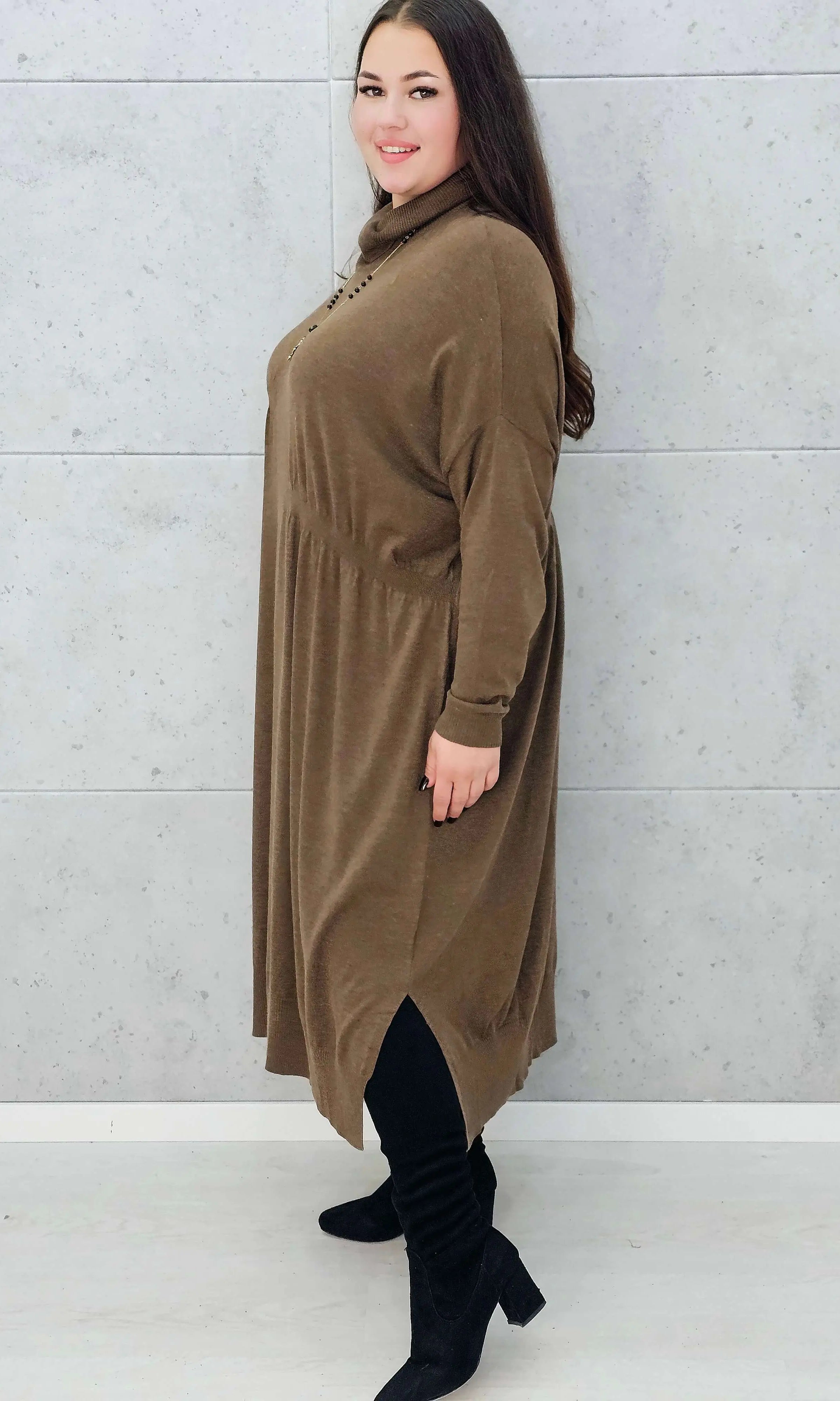 Sukienka swetrowa plus size z golfem – Stylowa XL bokiem