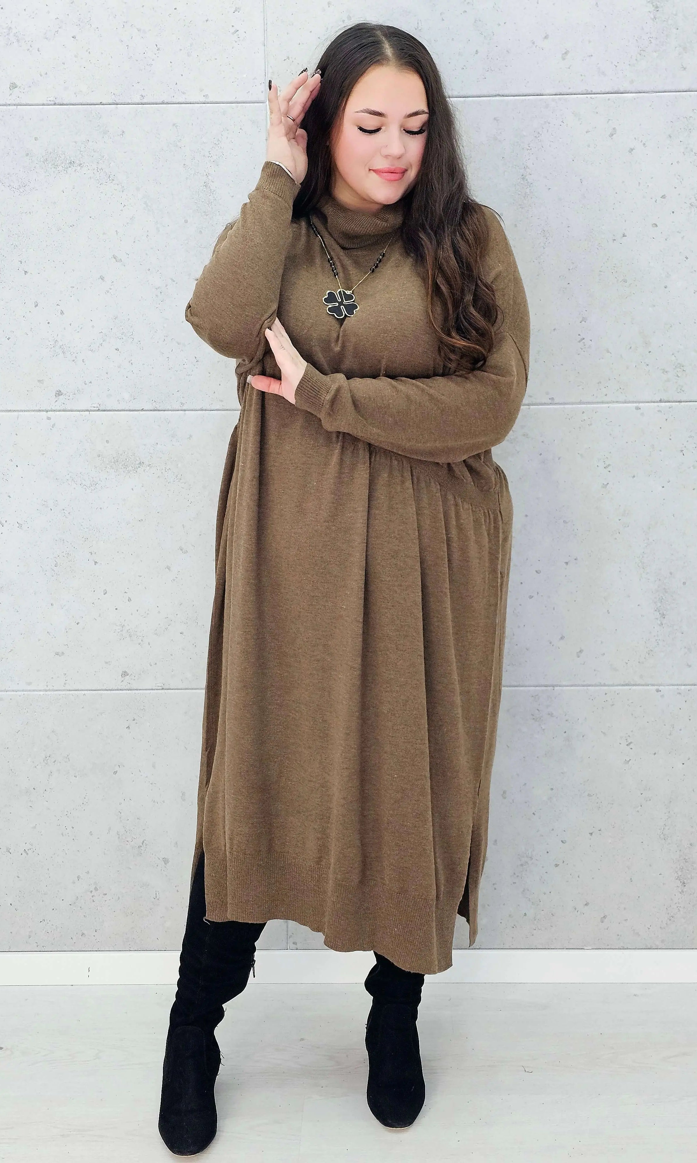 Ciepła sukienka swetrowa midi w kolorze brąz – Stylowa XL