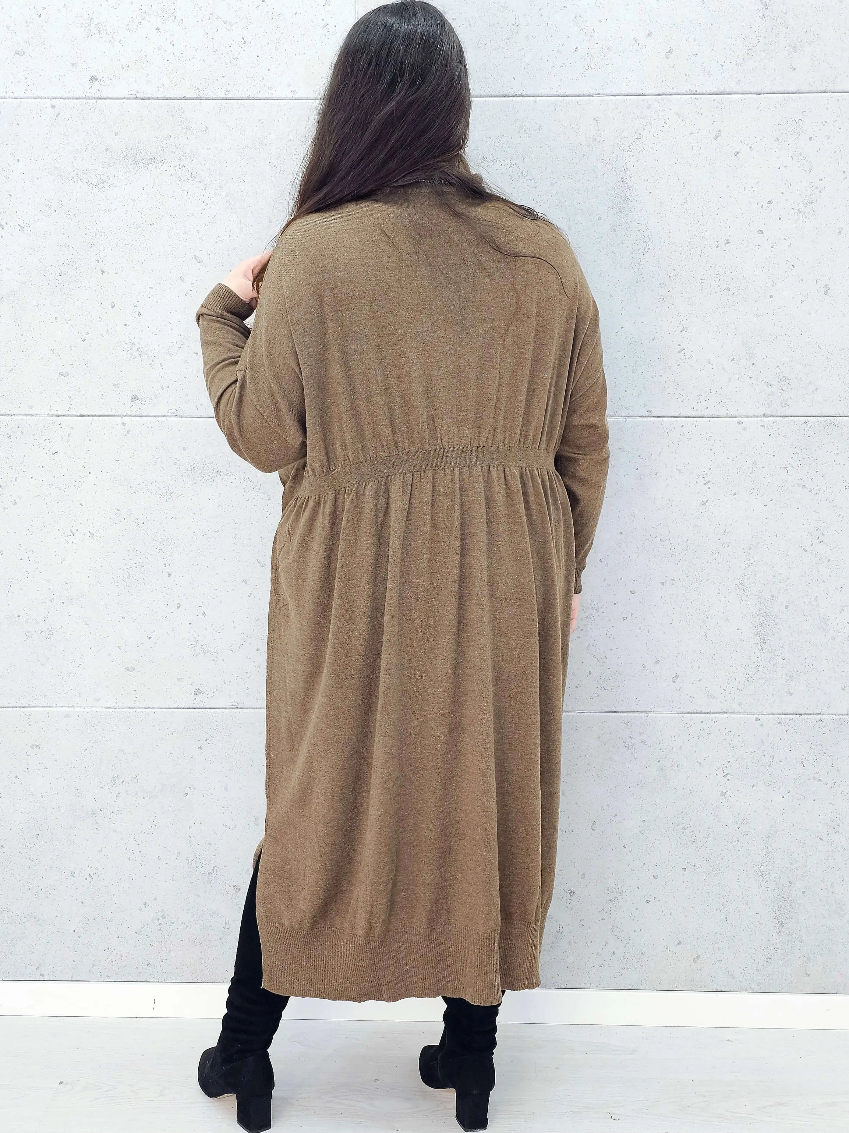 Tył sukienki swetrowej brązowej plus size – Stylowa XL