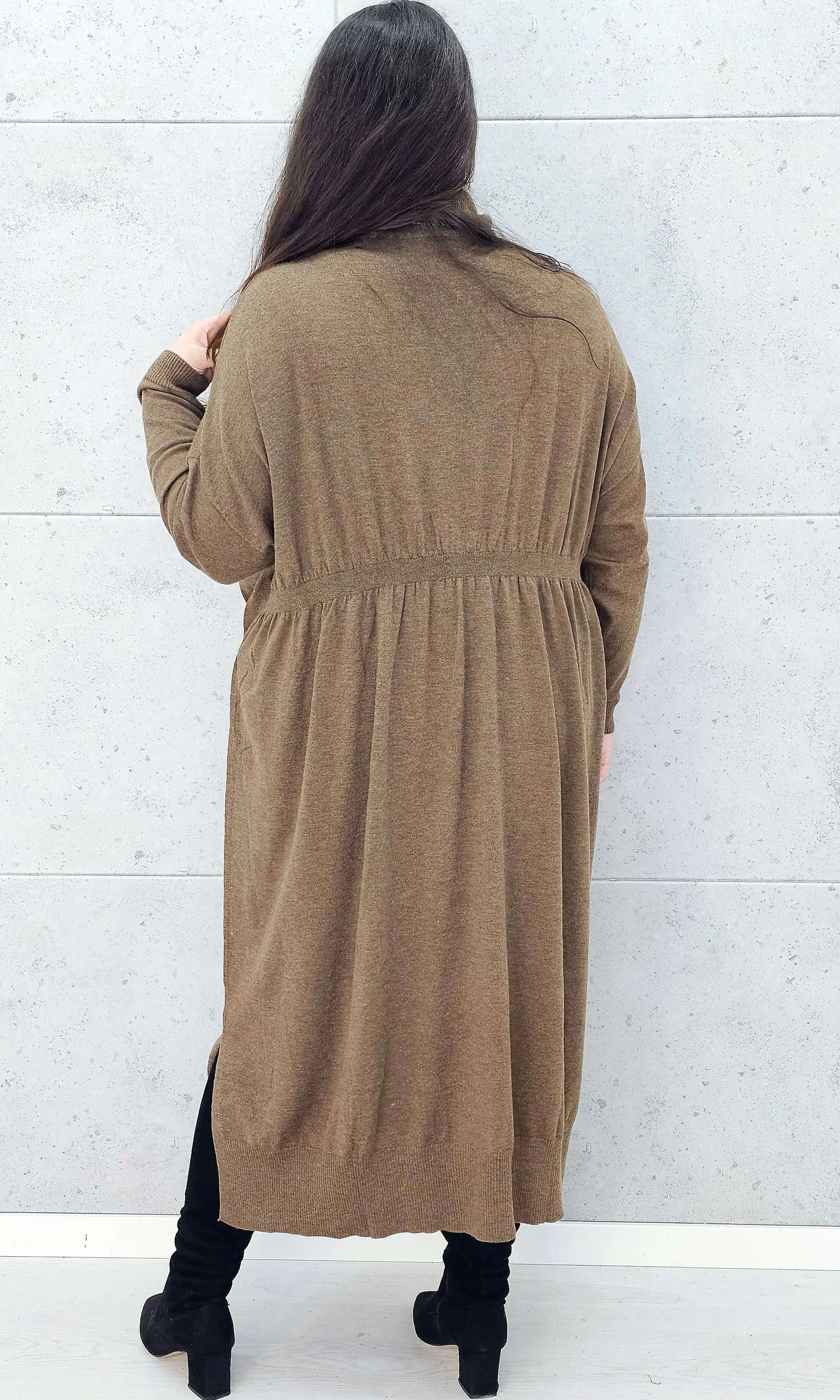 Tył sukienki swetrowej brązowej plus size – Stylowa XL