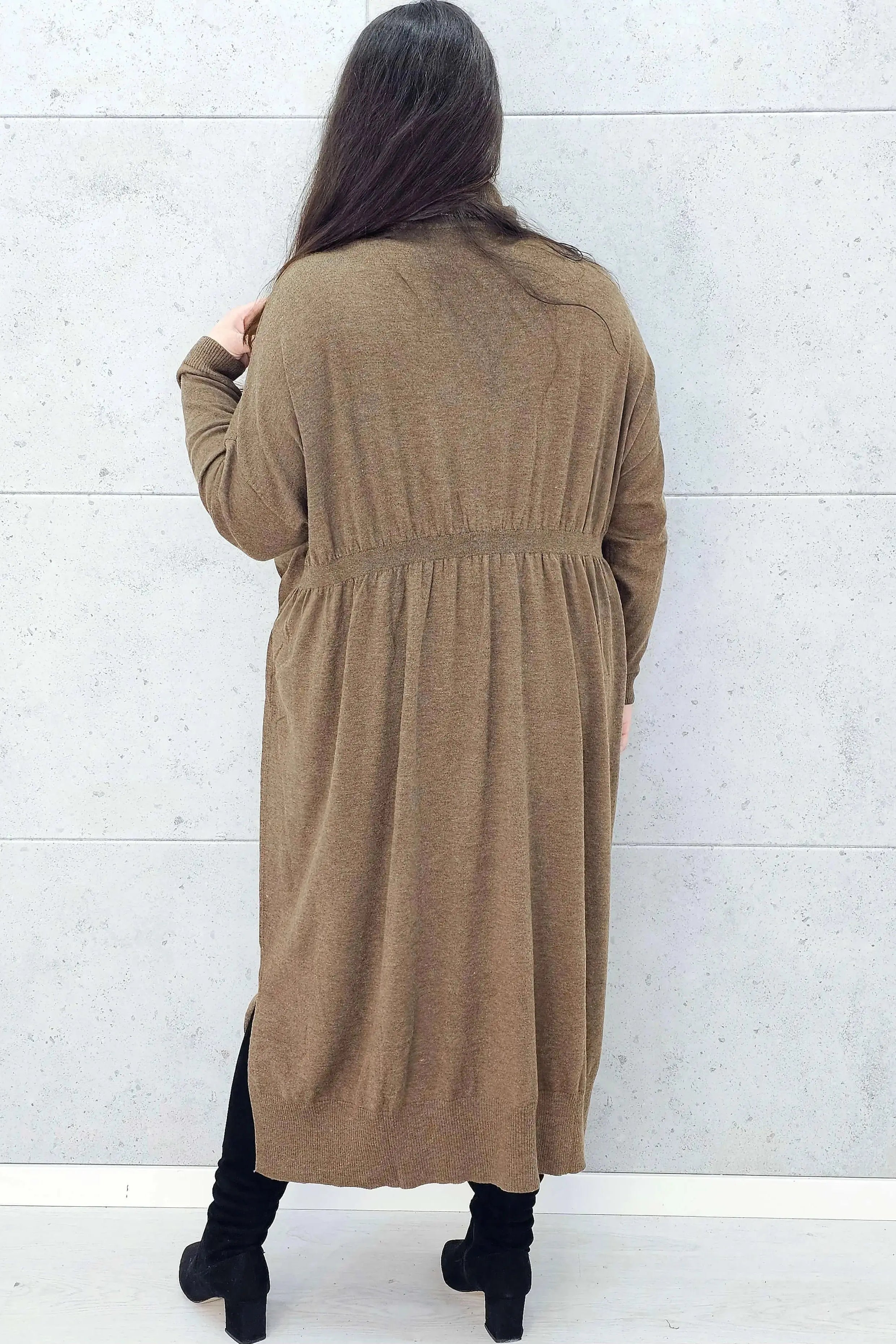 Tył sukienki swetrowej brązowej plus size – Stylowa XL