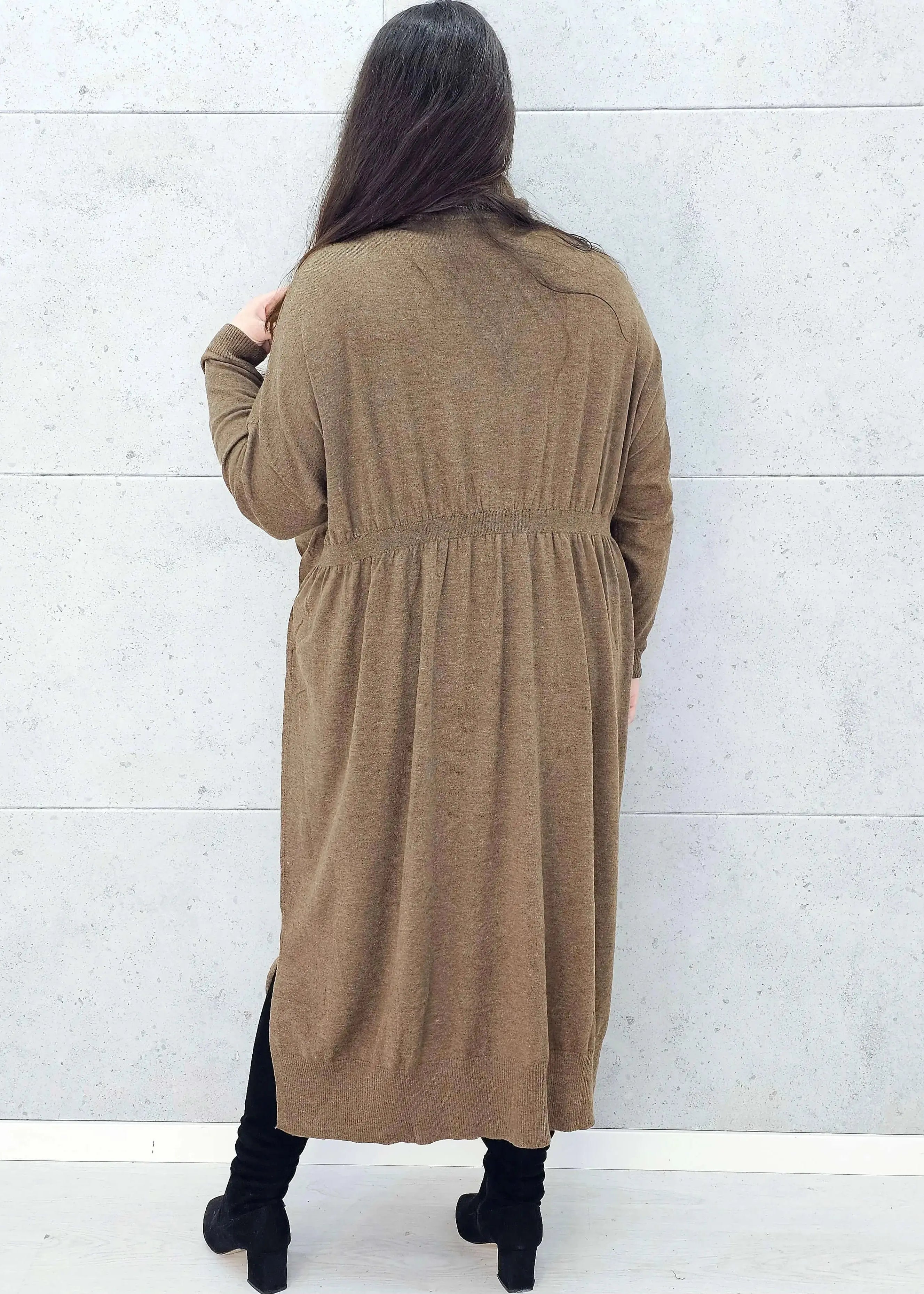Tył sukienki swetrowej brązowej plus size – Stylowa XL