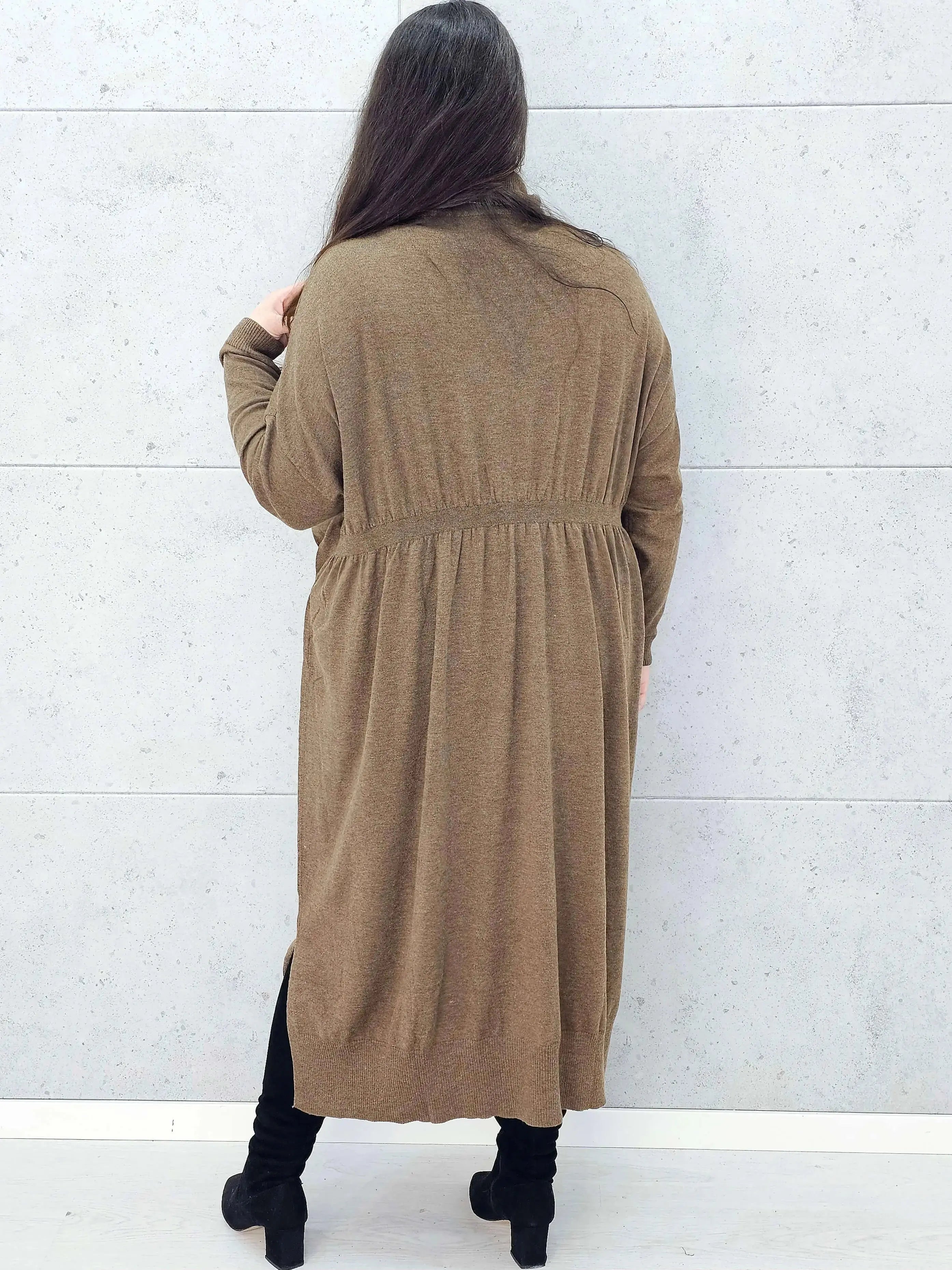 Tył sukienki swetrowej brązowej plus size – Stylowa XL