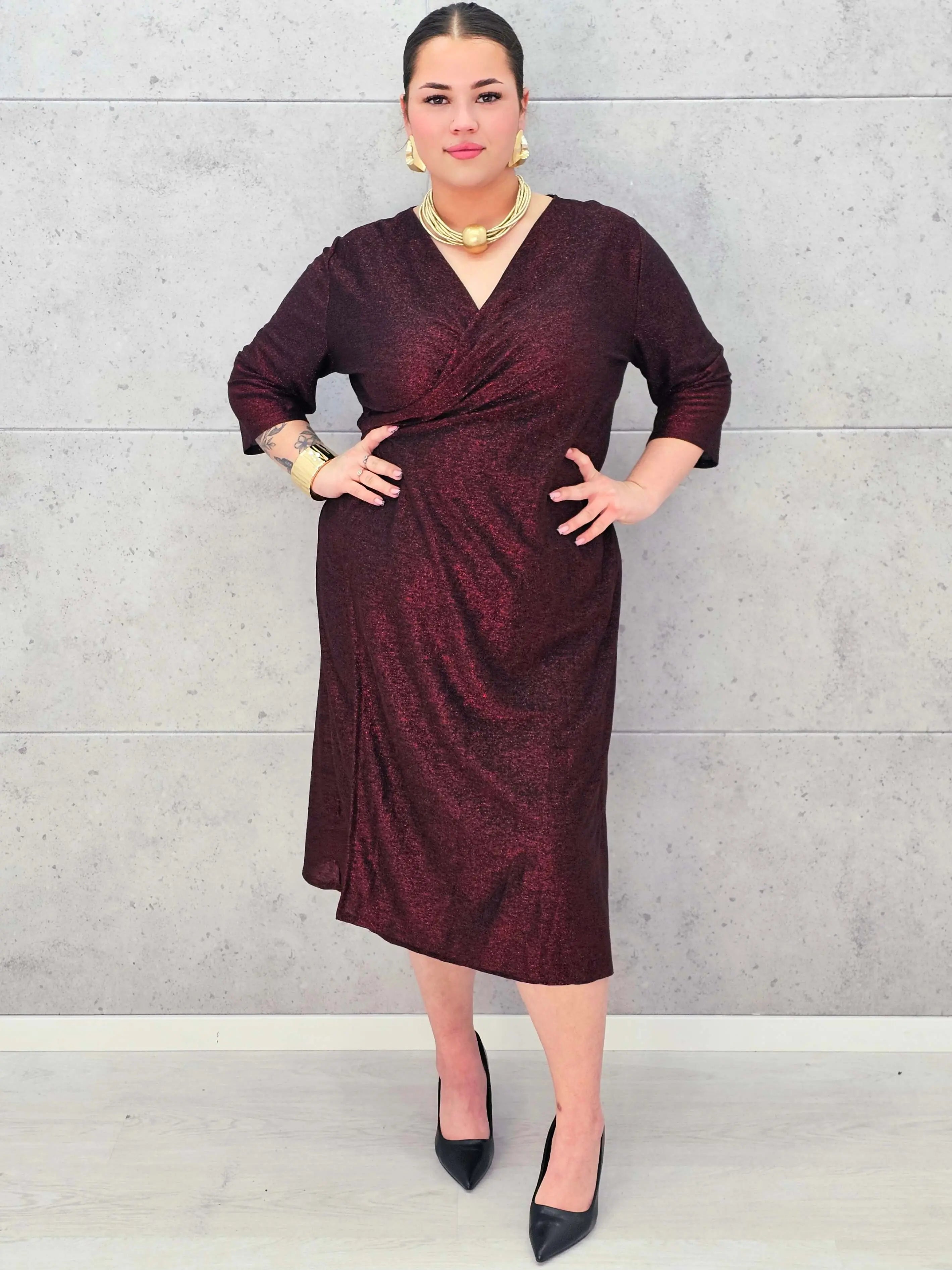 Sukienka szlafrokowa plus size – elegancja i wygoda w jednym. Stylowa XL