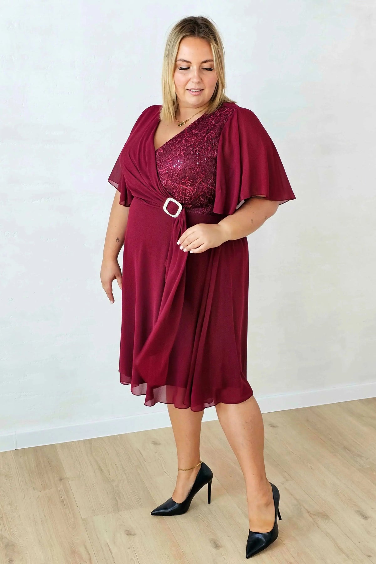Sukienka szyfonowa plus size z koronką i ozdobną klamrą Stylowa XL