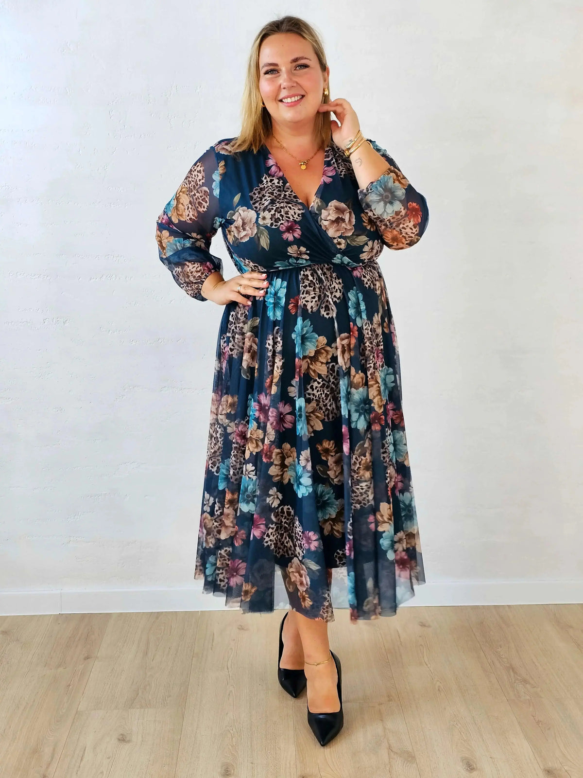 Sukienka tiulowa plus size z kopertowym dekoltem i paskiem Stylowa XL