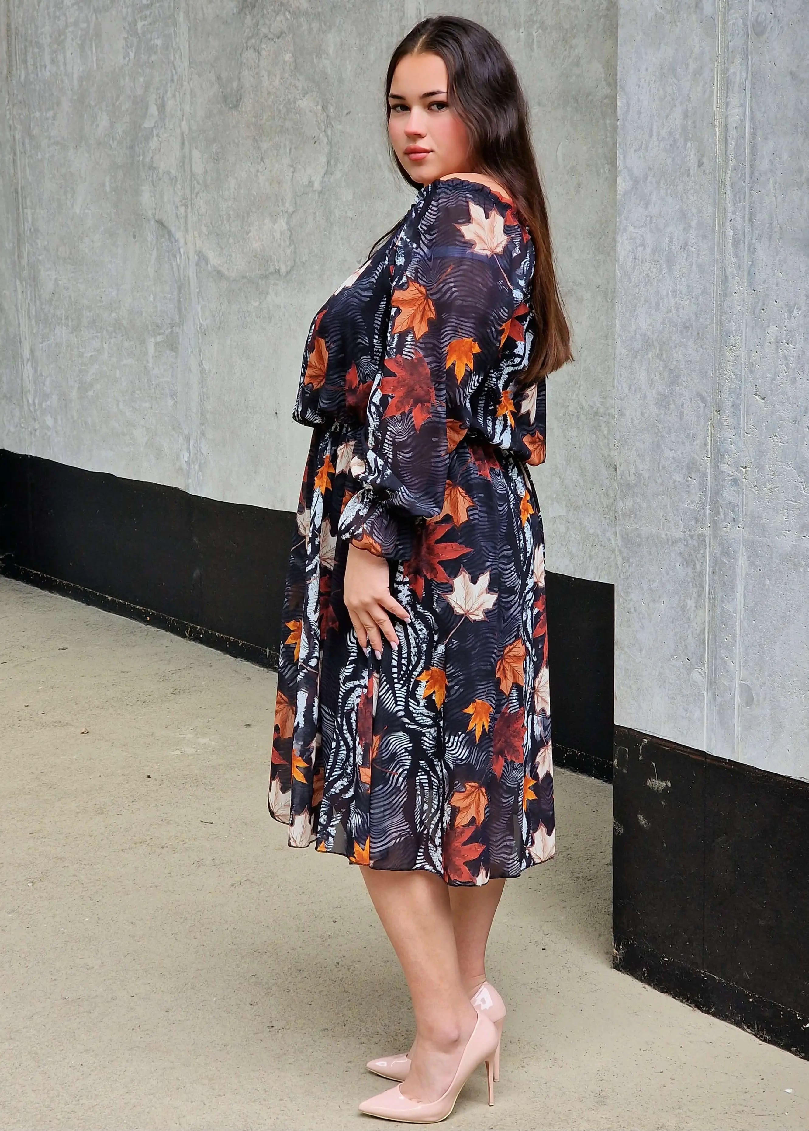 Sukienka w jesienne liście Stylowa XL
